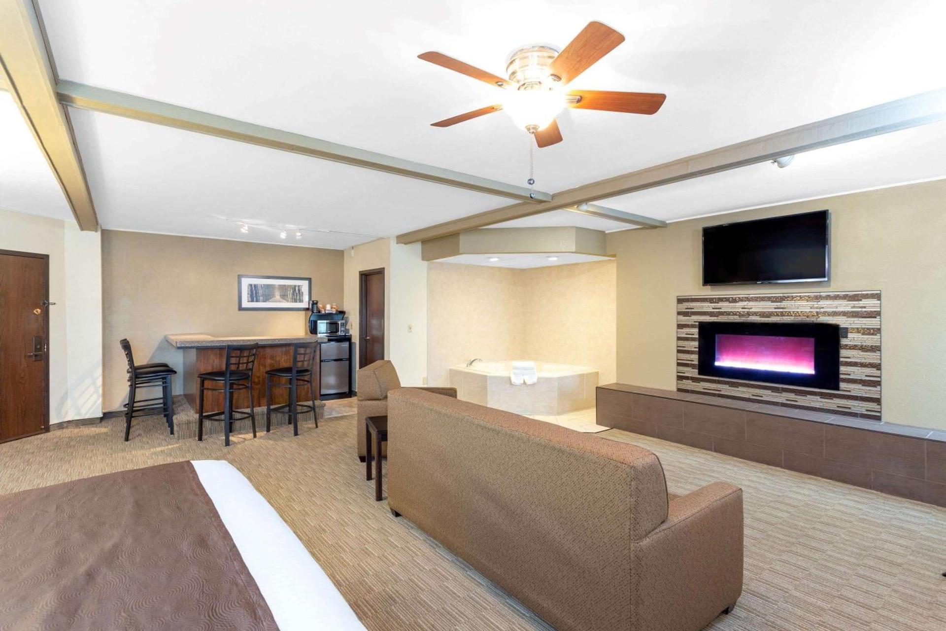 AmericInn by Wyndham Janesville photo 30