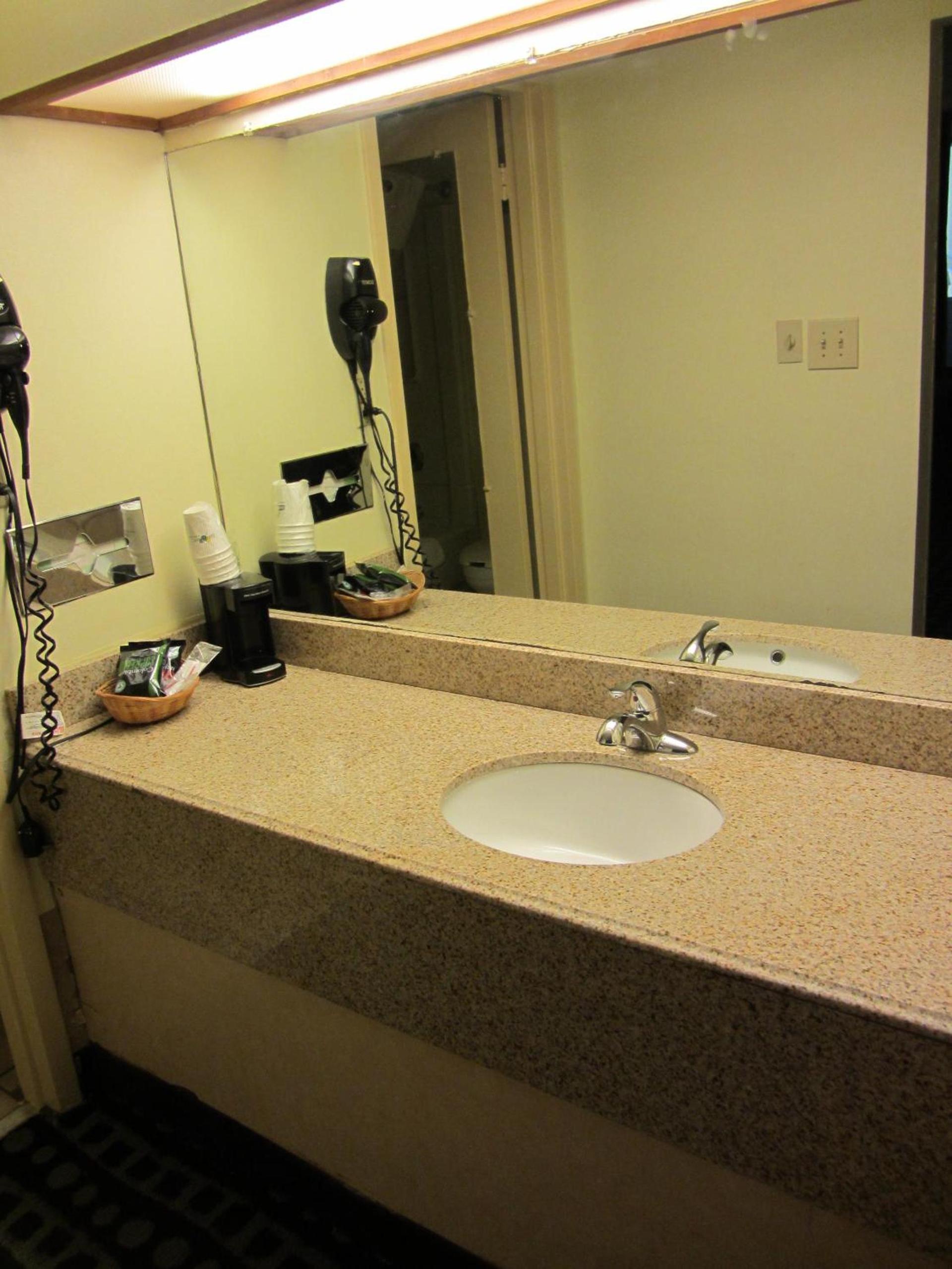 Days Inn by Wyndham Midland photo 29