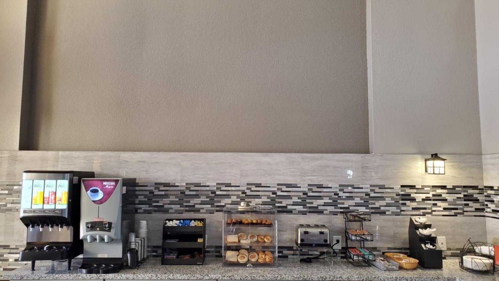 Ramada by Wyndham Barstow photo 11