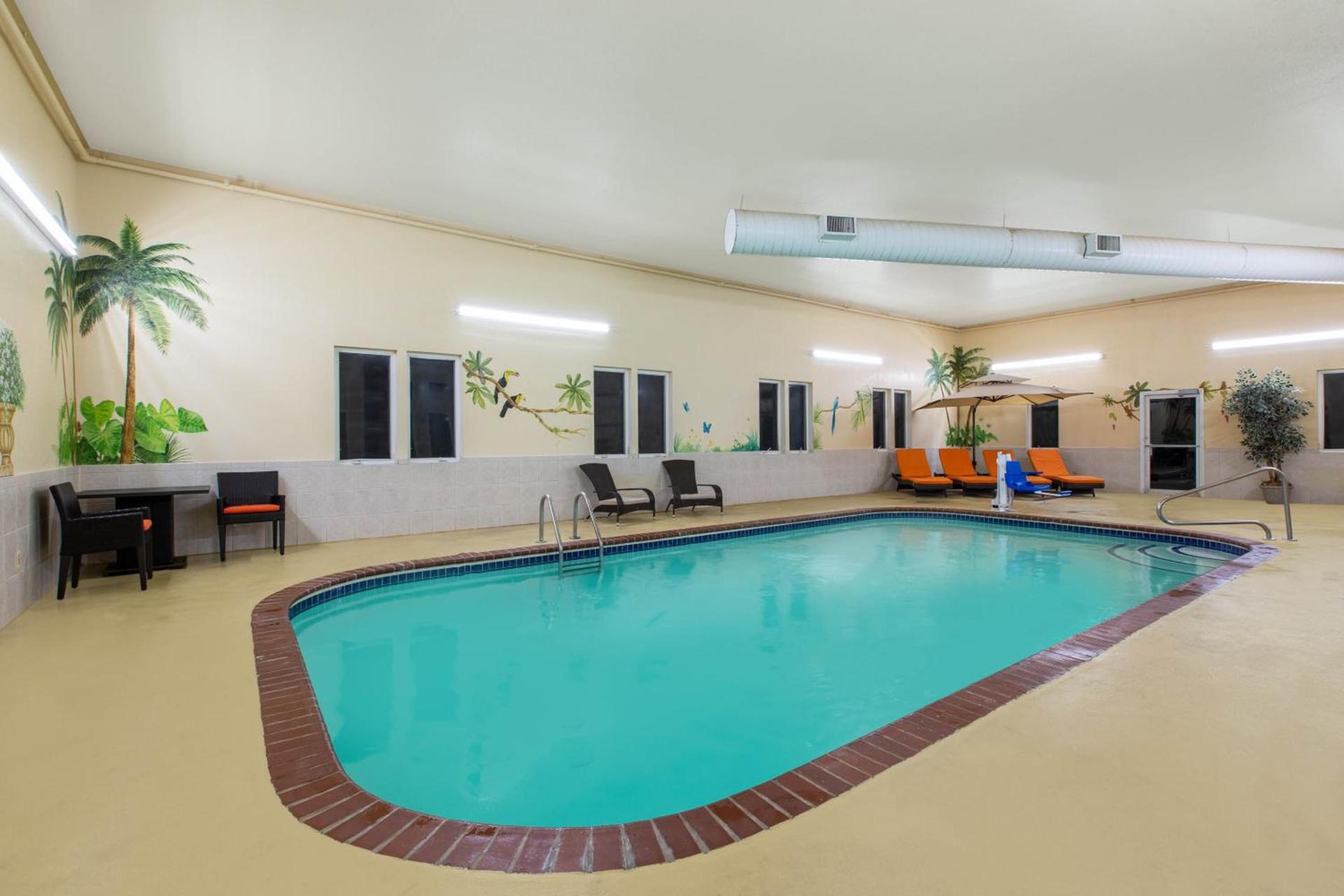 Super 8 by Wyndham Ottawa photo 38