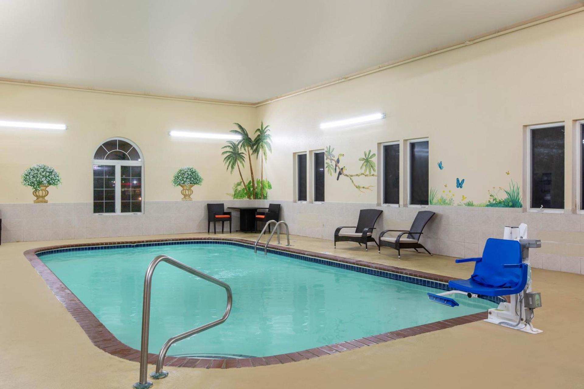 Super 8 by Wyndham Ottawa photo 37