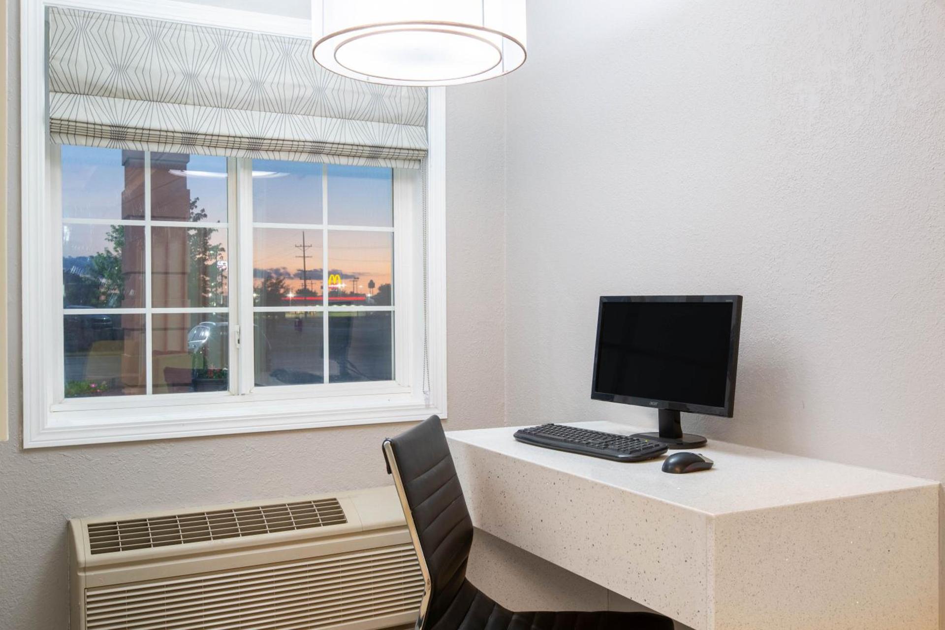 Super 8 by Wyndham Ottawa photo 23