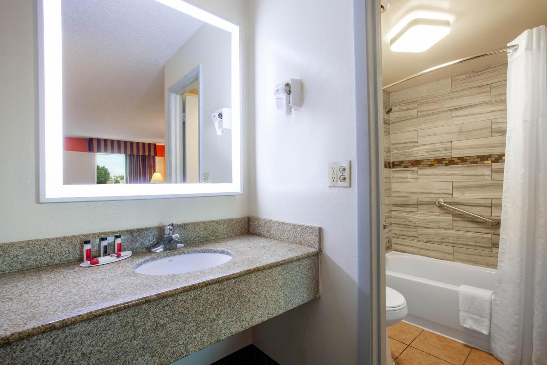 Howard Johnson by Wyndham Vero Beach/I-95 photo 39
