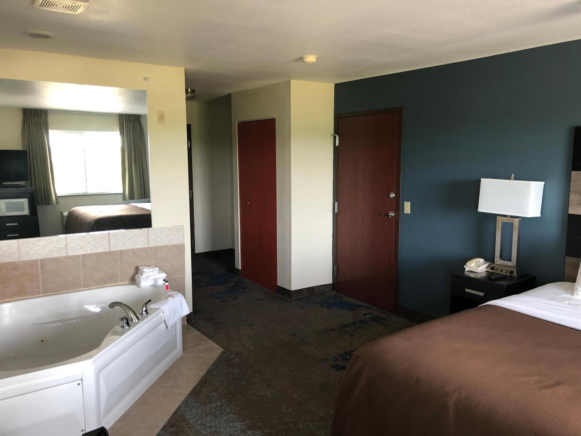 AmericInn by Wyndham Maquoketa photo 18