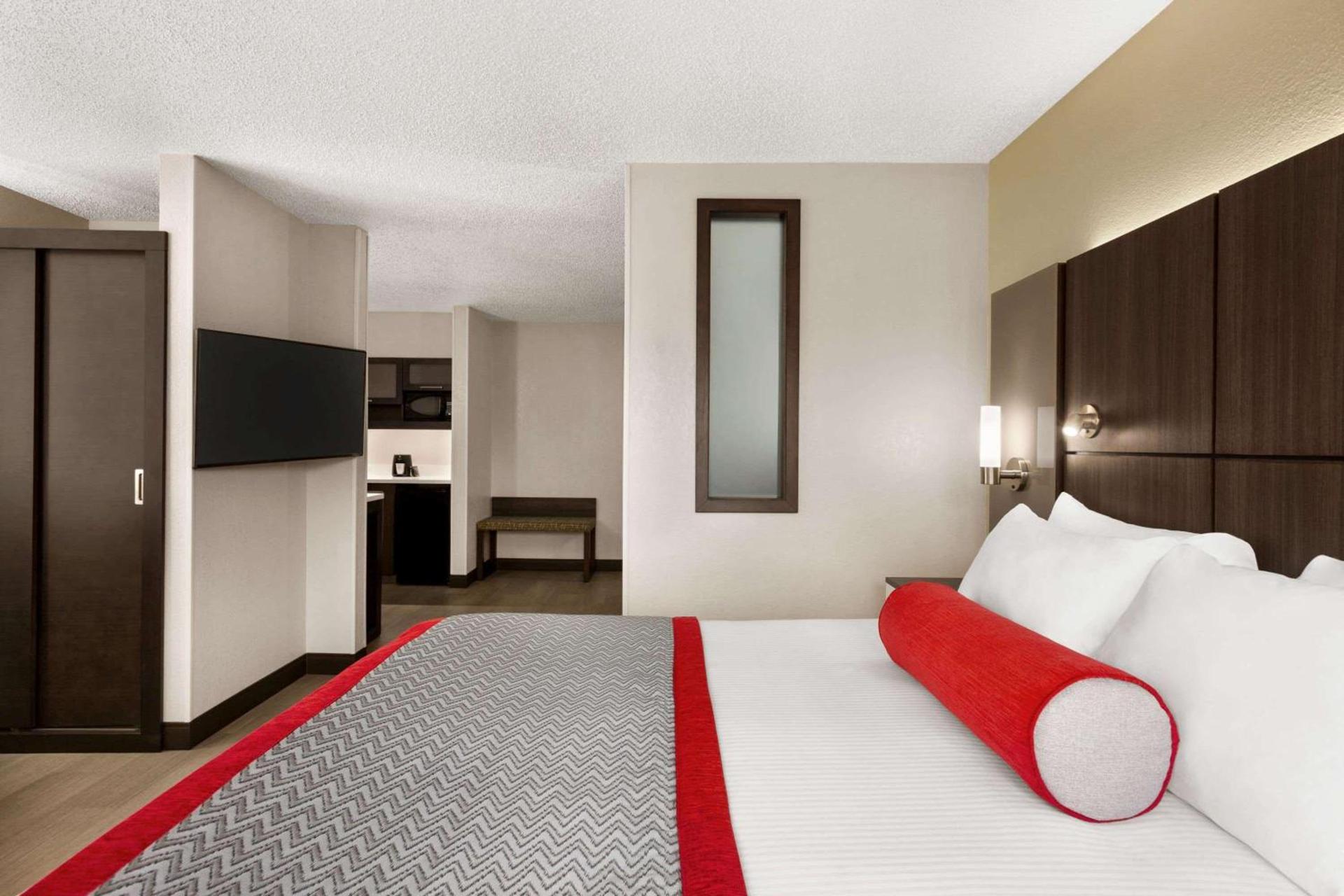 Ramada by Wyndham Suites Orlando Airport- Free Airport Shuttle photo 22