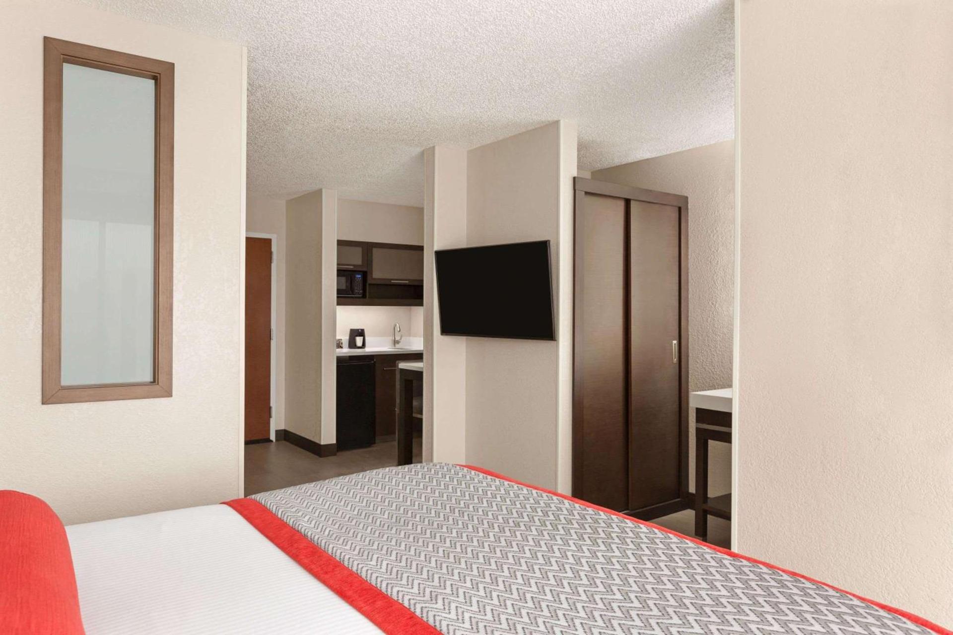 Ramada by Wyndham Suites Orlando Airport- Free Airport Shuttle photo 21