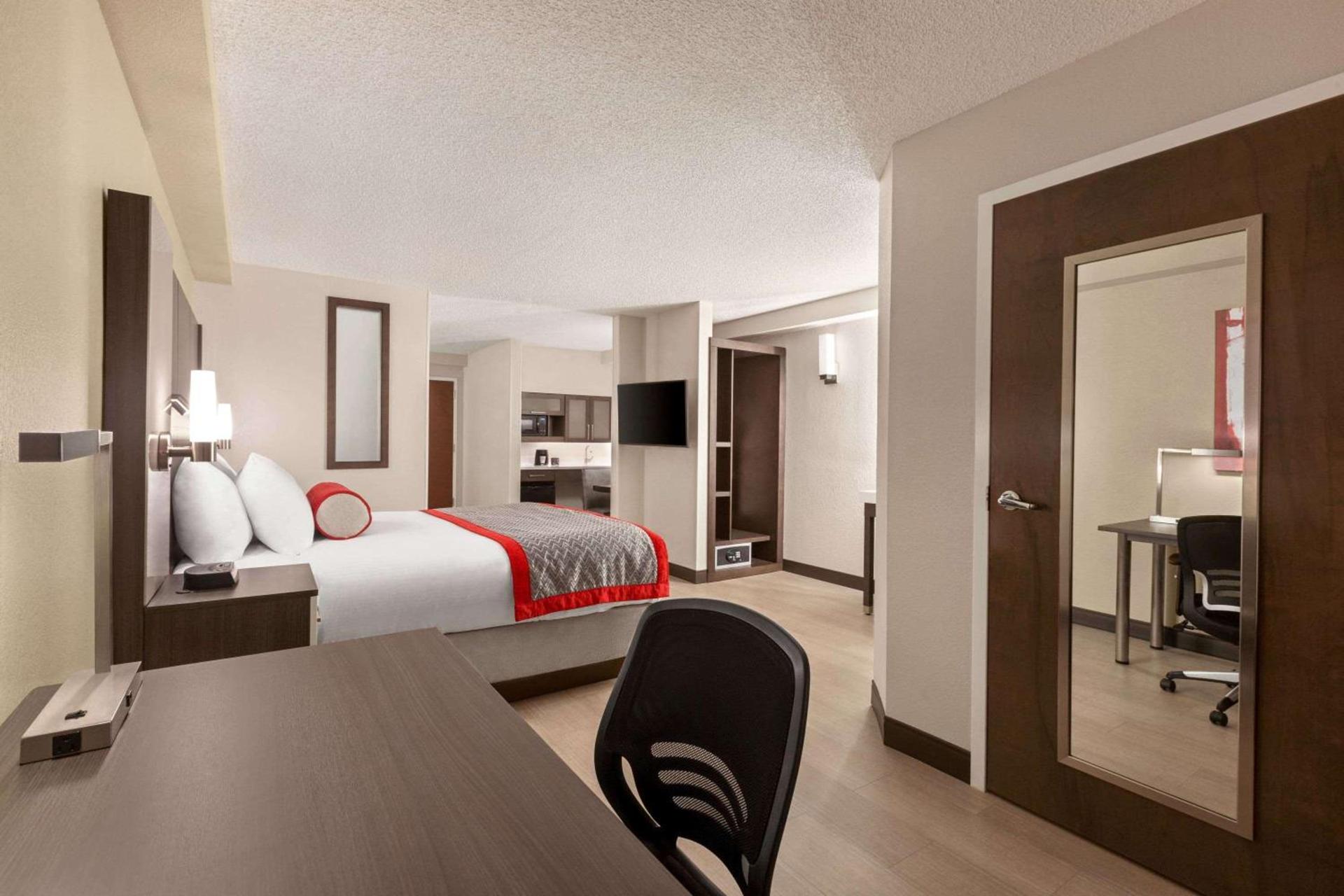 Ramada by Wyndham Suites Orlando Airport- Free Airport Shuttle photo 19