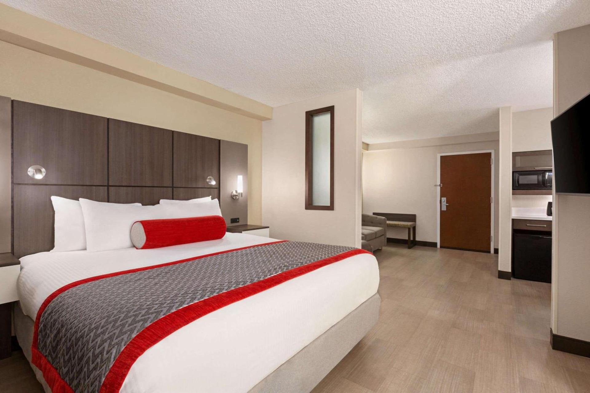 Ramada by Wyndham Suites Orlando Airport- Free Airport Shuttle photo 18
