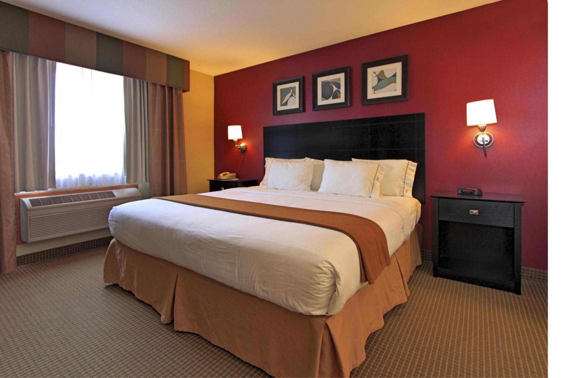 Holiday Inn Express Hotel & Suites Defiance by IHG photo 3