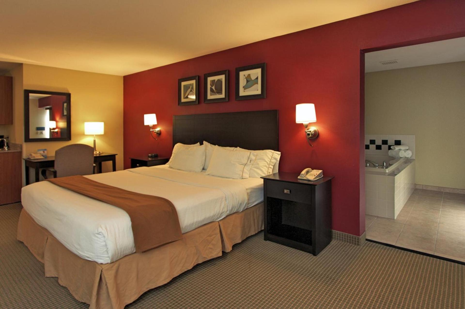 Holiday Inn Express Hotel & Suites Defiance by IHG photo 2
