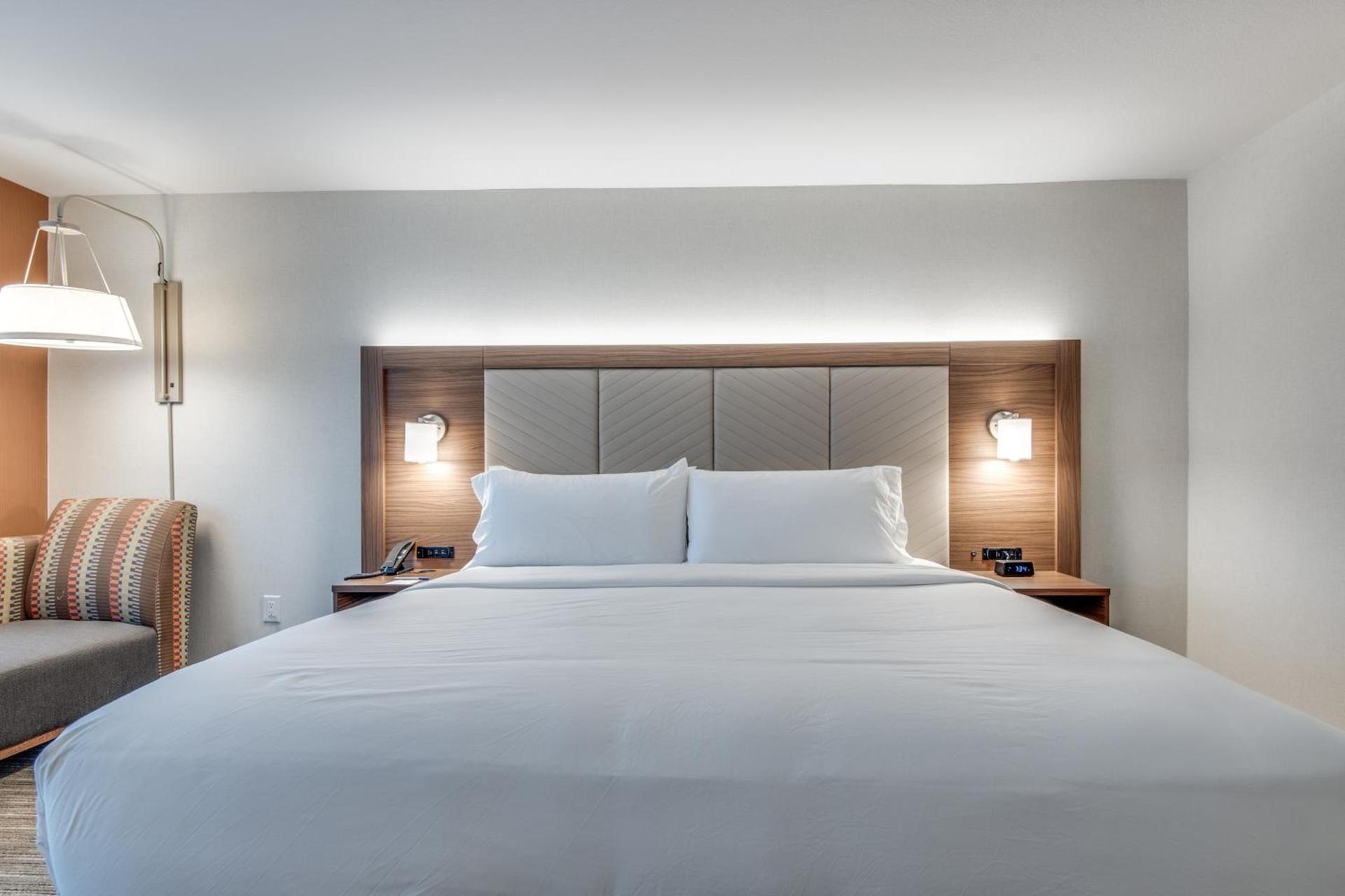Holiday Inn Express & Suites Dallas North - Addison by IHG photo 11