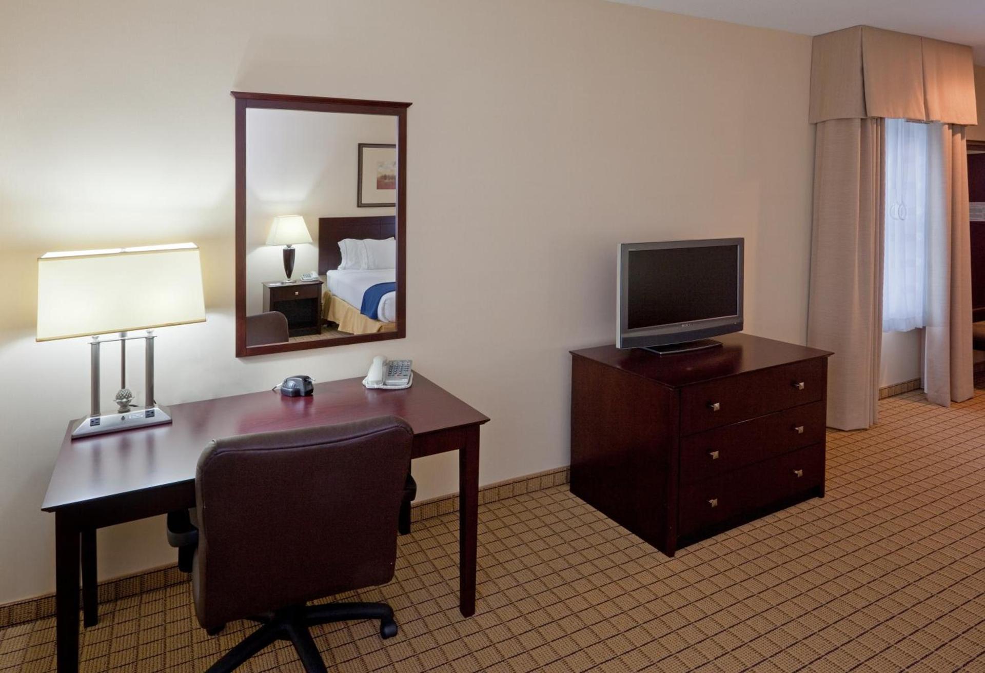 Holiday Inn Express & Suites Rochester by IHG photo 16