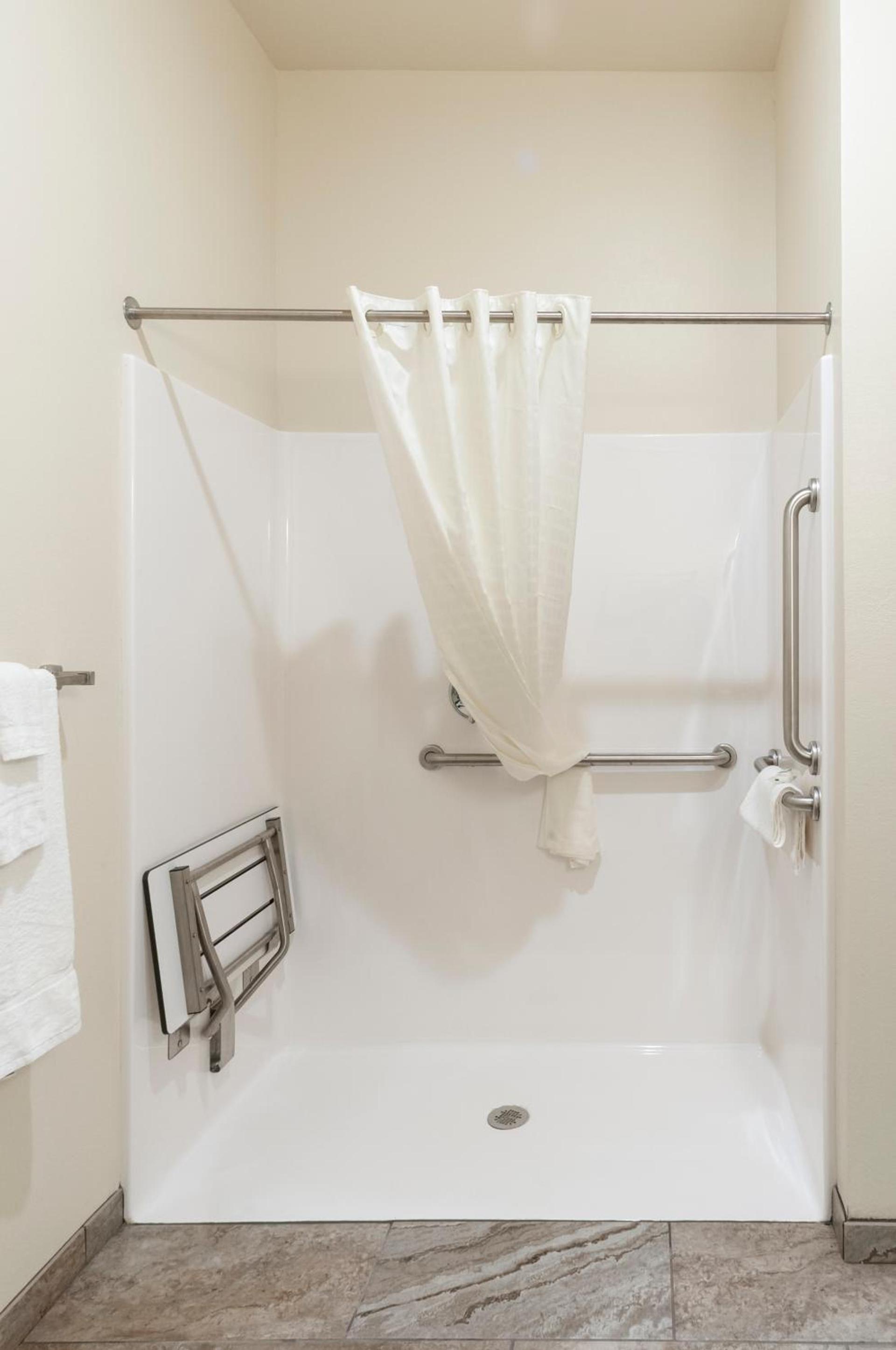 Cobblestone Hotel & Suites Appleton International Airport photo 15