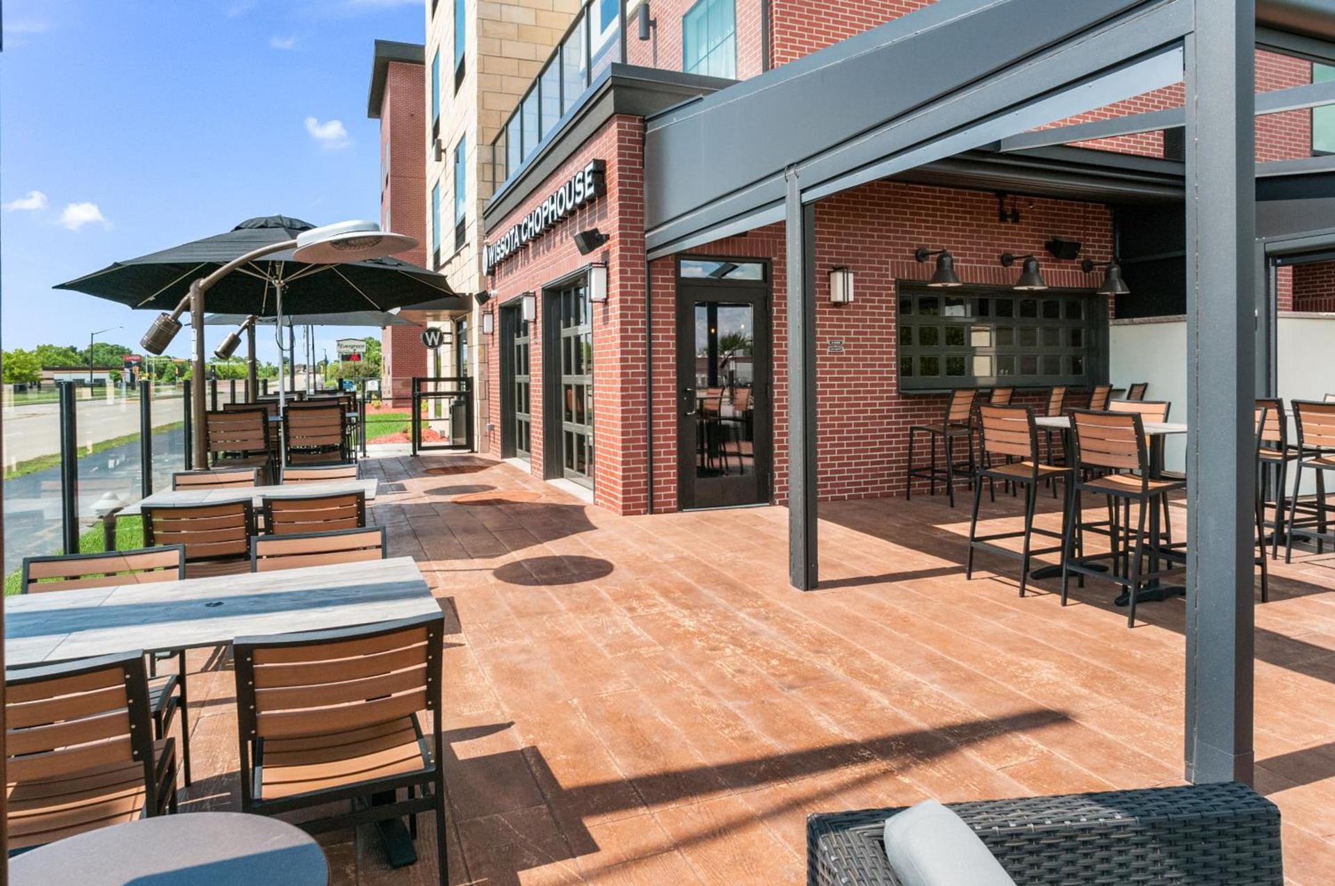 Cobblestone Hotel & Suites Appleton International Airport photo 3