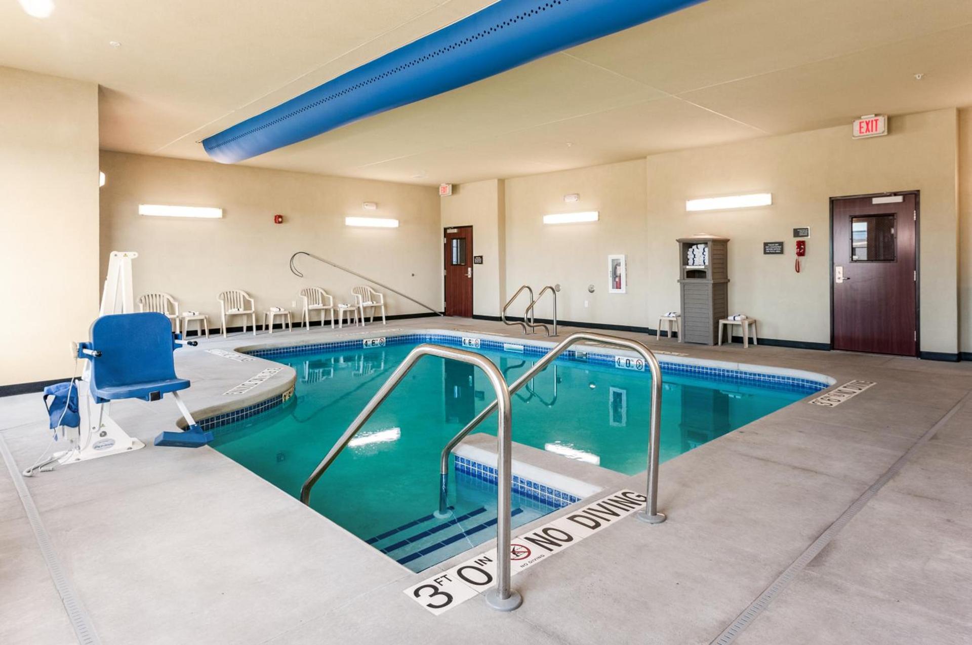 Cobblestone Hotel & Suites Appleton International Airport photo 6