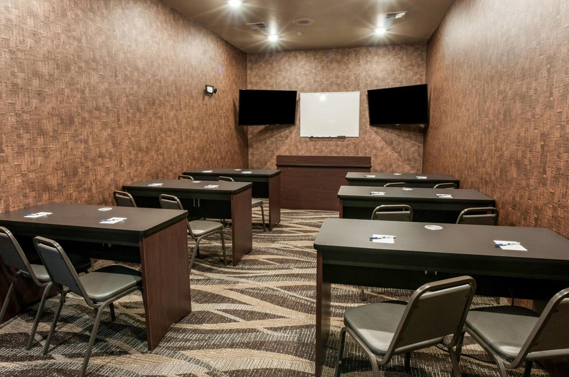 Cobblestone Hotel & Suites Appleton International Airport photo 38
