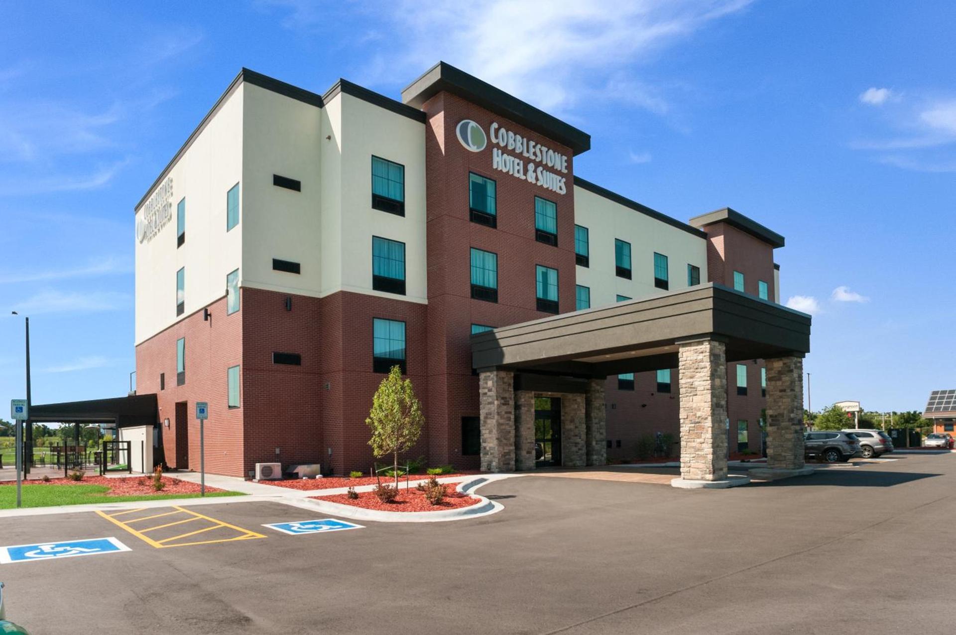 Cobblestone Hotel & Suites Appleton International Airport — hotel in Neenah