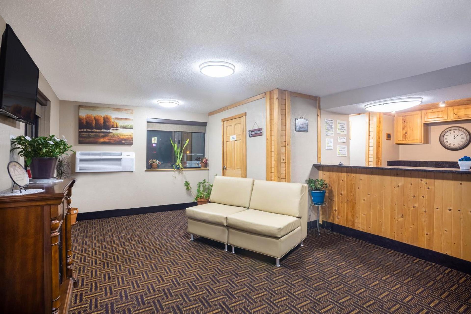Super 8 by Wyndham Elkins photo 6