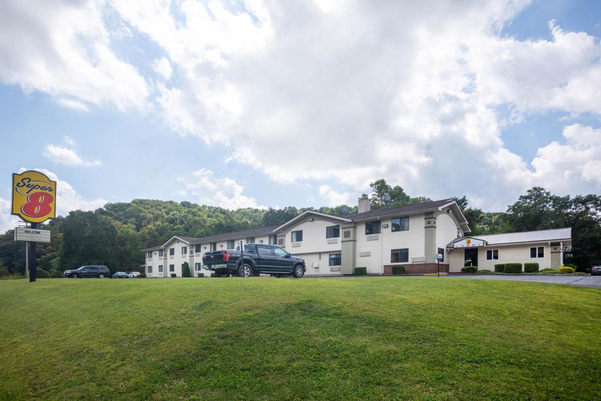 Super 8 by Wyndham Elkins photo 3