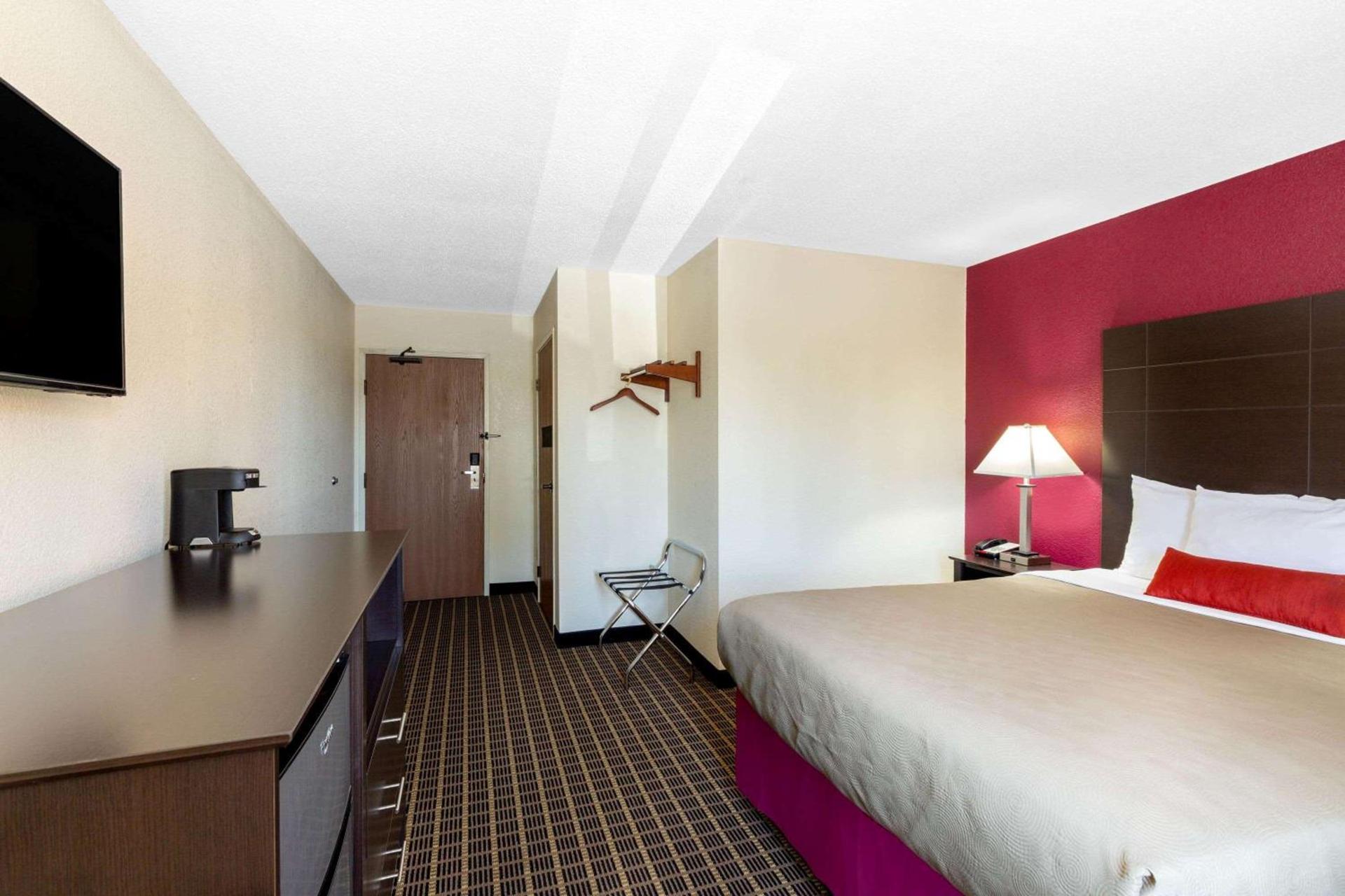 Baymont Inn & Suites by Wyndham Mukwonago photo 6
