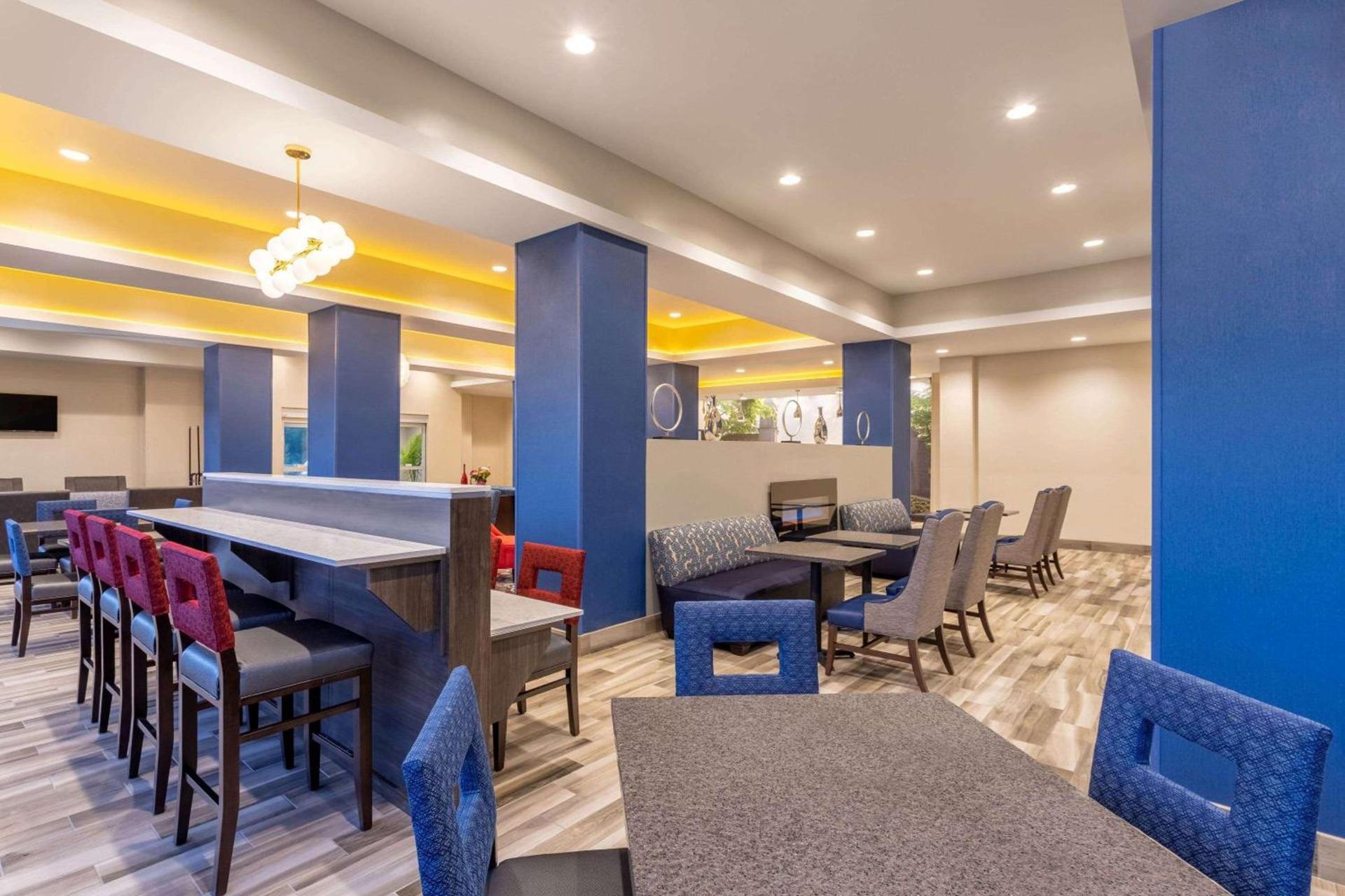 La Quinta Inn and Suites by Wyndham Bloomington photo 13