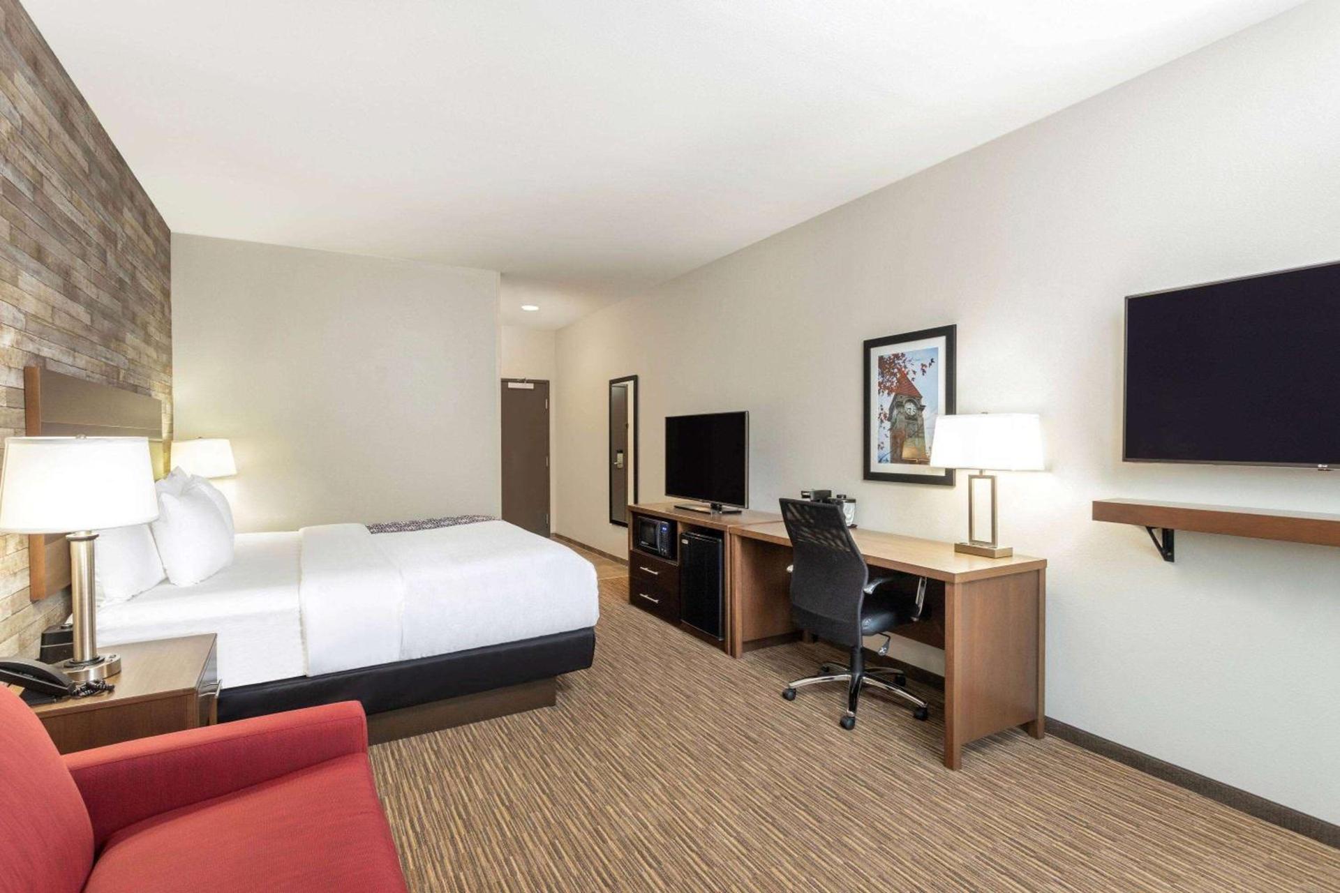 La Quinta Inn and Suites by Wyndham Bloomington photo 11