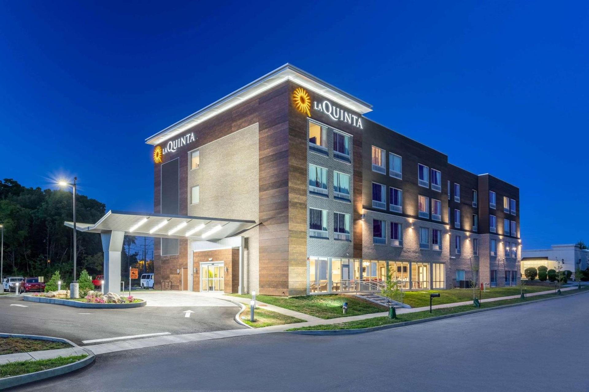 La Quinta Inn and Suites by Wyndham Bloomington photo 12