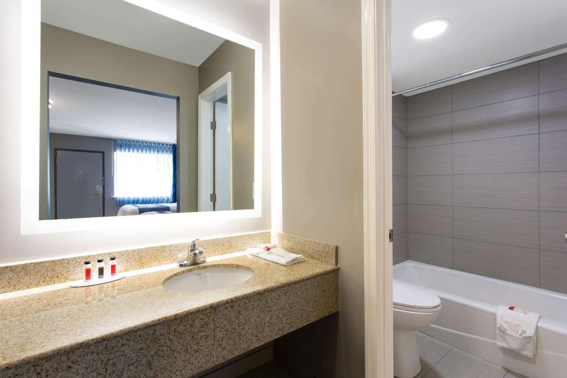 Days Inn by Wyndham Chesapeake photo 26