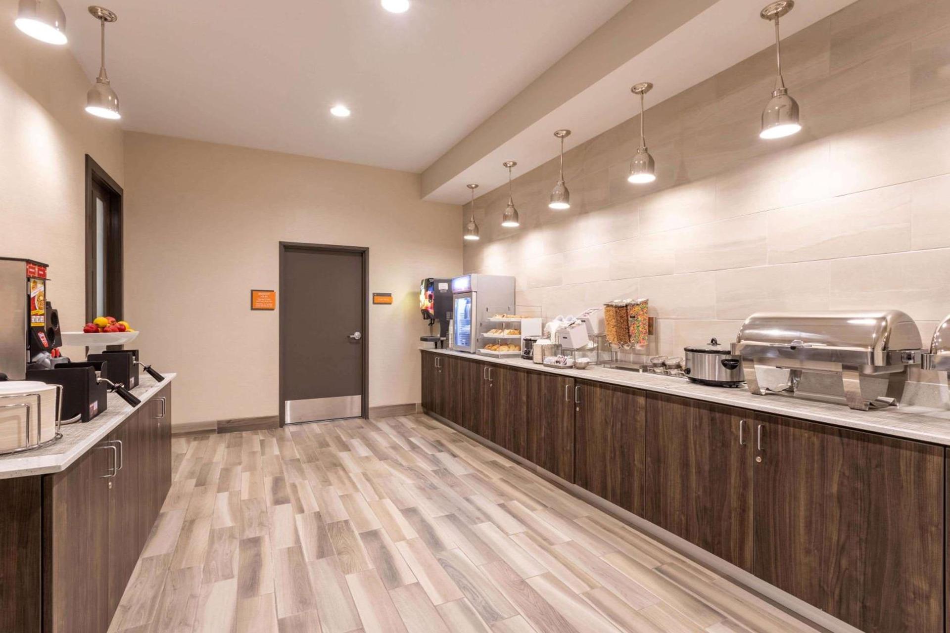 La Quinta Inn and Suites by Wyndham Bloomington photo 8