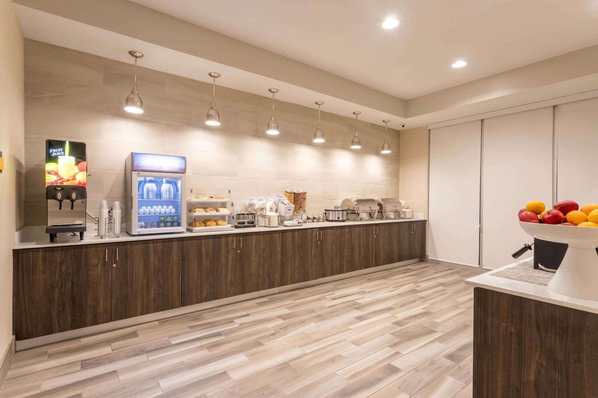 La Quinta Inn and Suites by Wyndham Bloomington photo 6