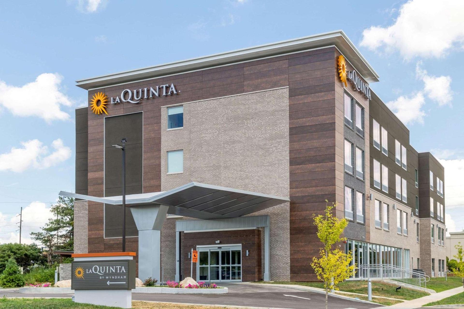 La Quinta Inn and Suites by Wyndham Bloomington photo 4
