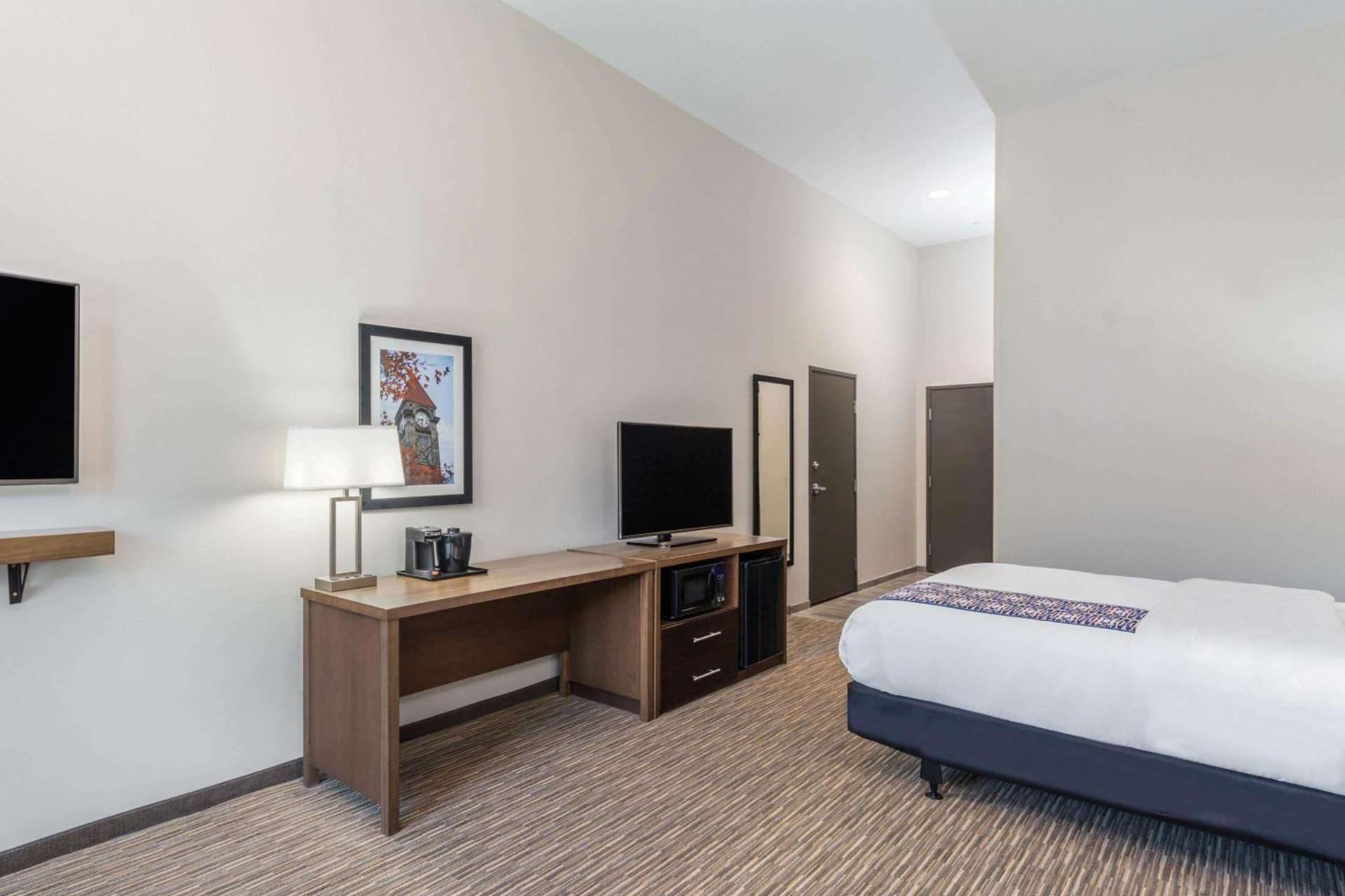 La Quinta Inn and Suites by Wyndham Bloomington photo 3
