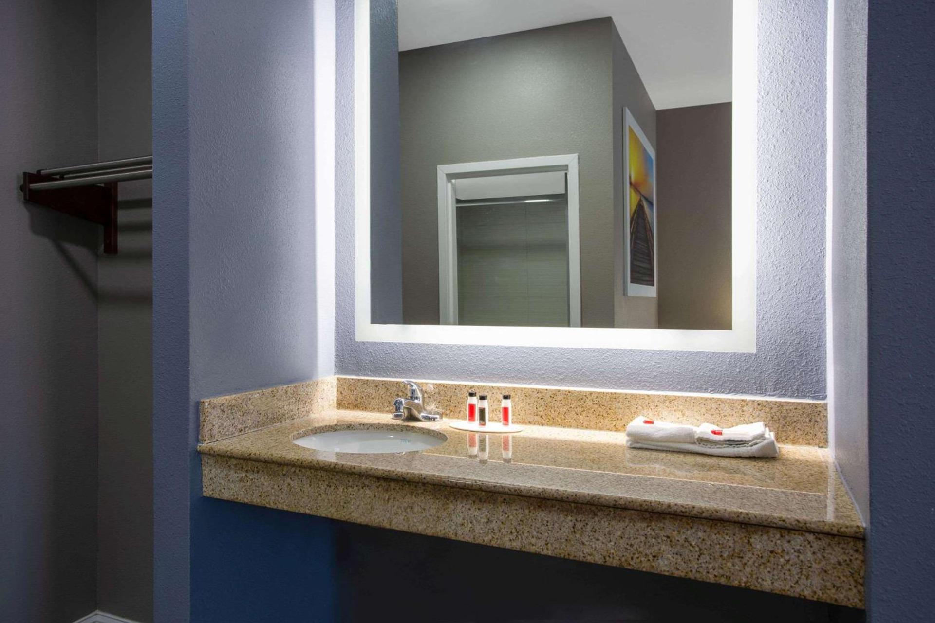 Days Inn by Wyndham Chesapeake photo 18