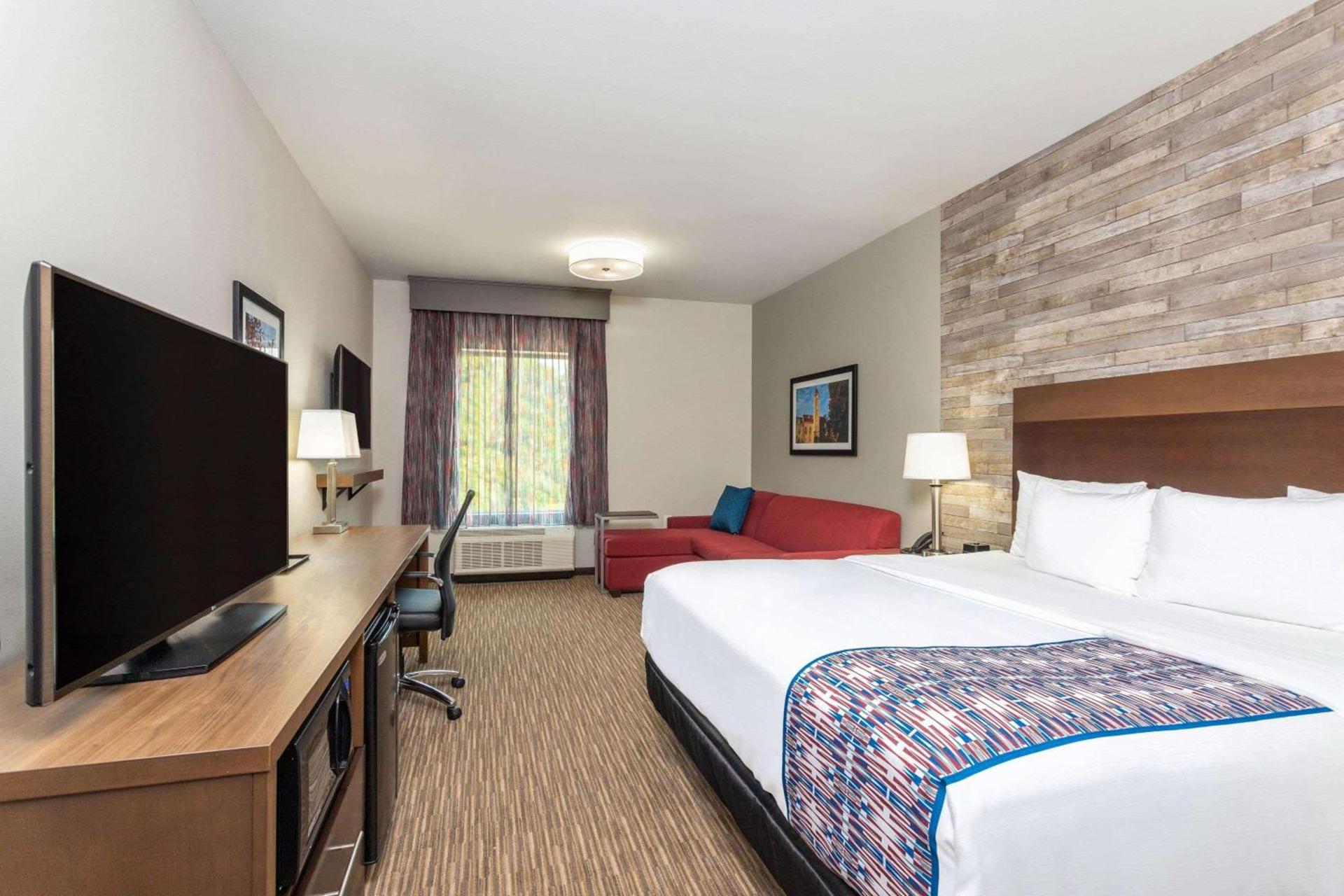 La Quinta Inn and Suites by Wyndham Bloomington photo 58