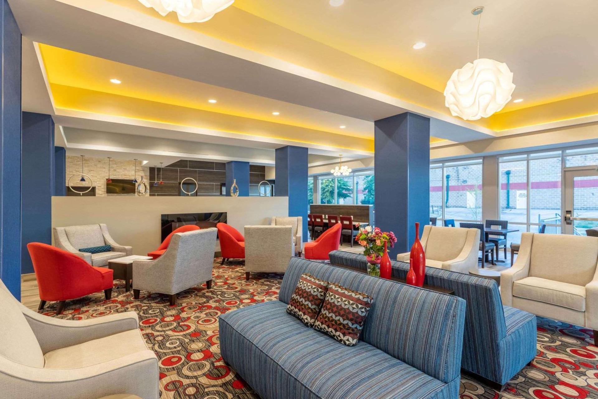 La Quinta Inn and Suites by Wyndham Bloomington photo 54
