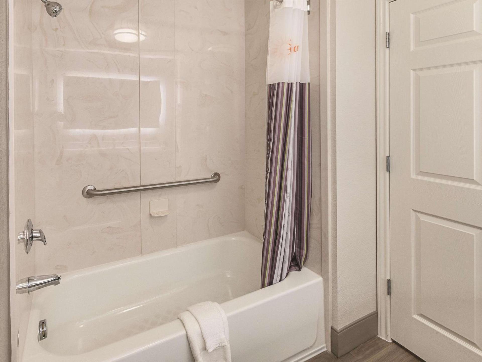 La Quinta by Wyndham Arlington North 6 Flags Dr photo 30