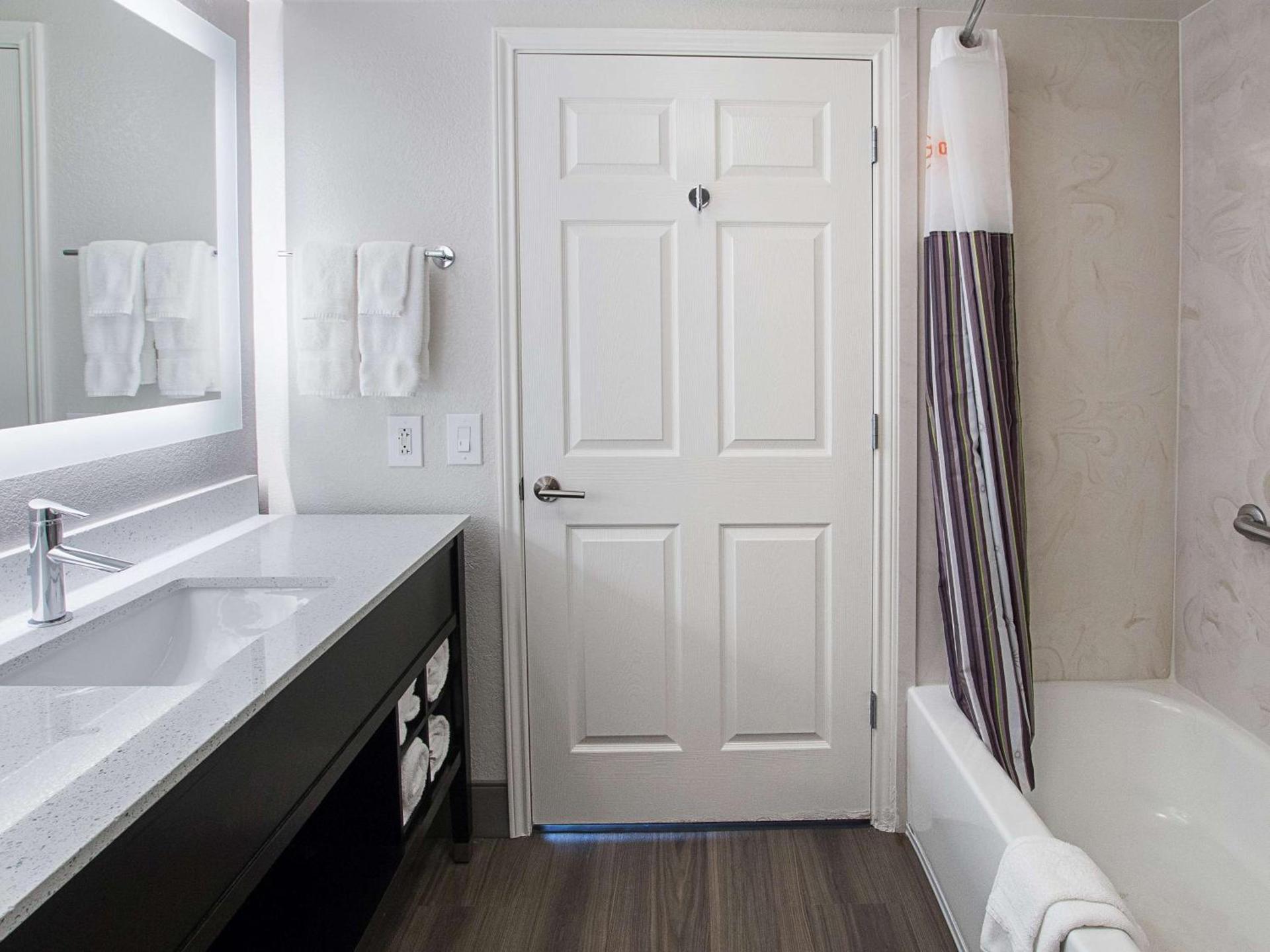 La Quinta by Wyndham Arlington North 6 Flags Dr photo 20