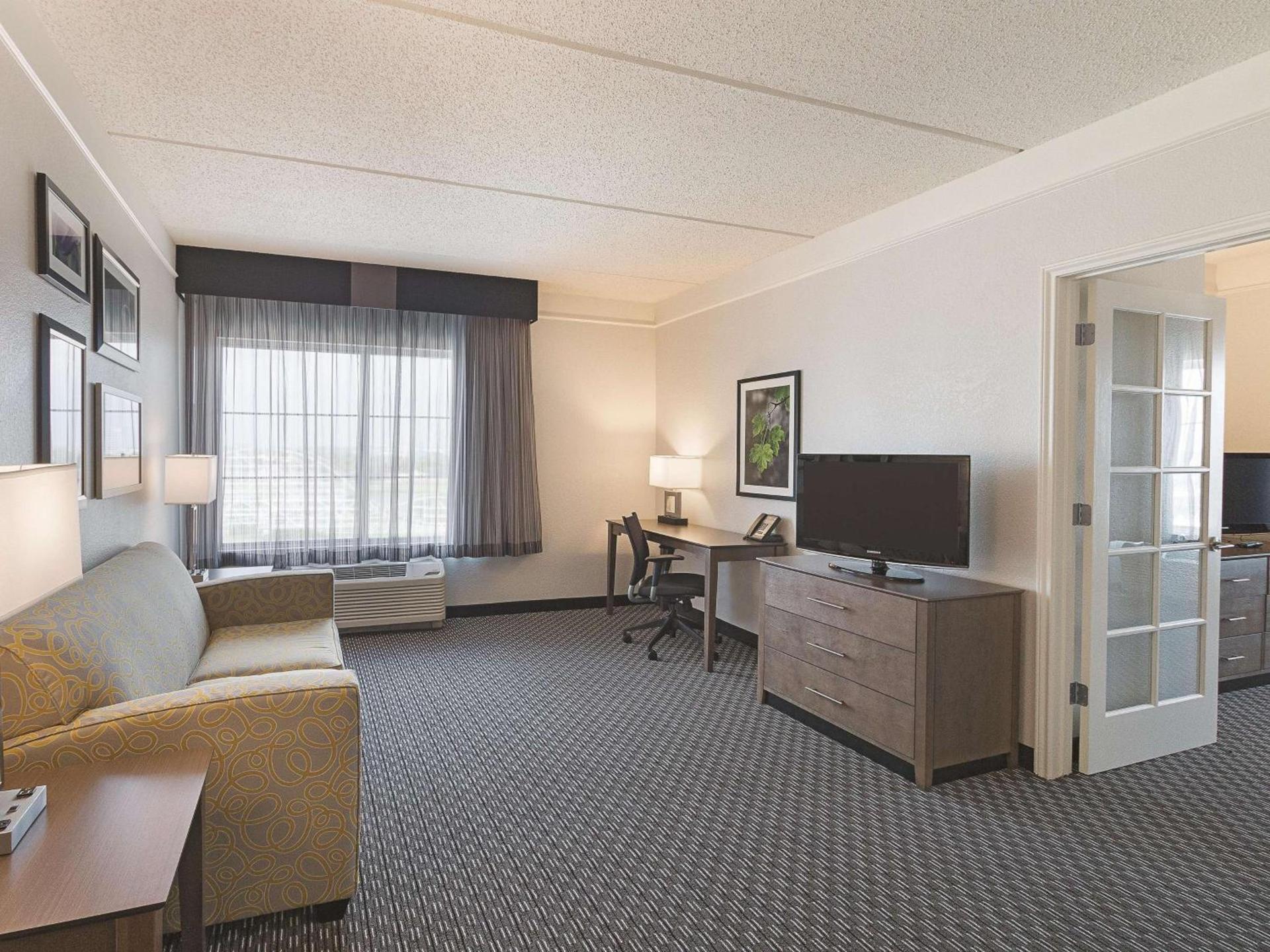 La Quinta by Wyndham Arlington North 6 Flags Dr photo 41