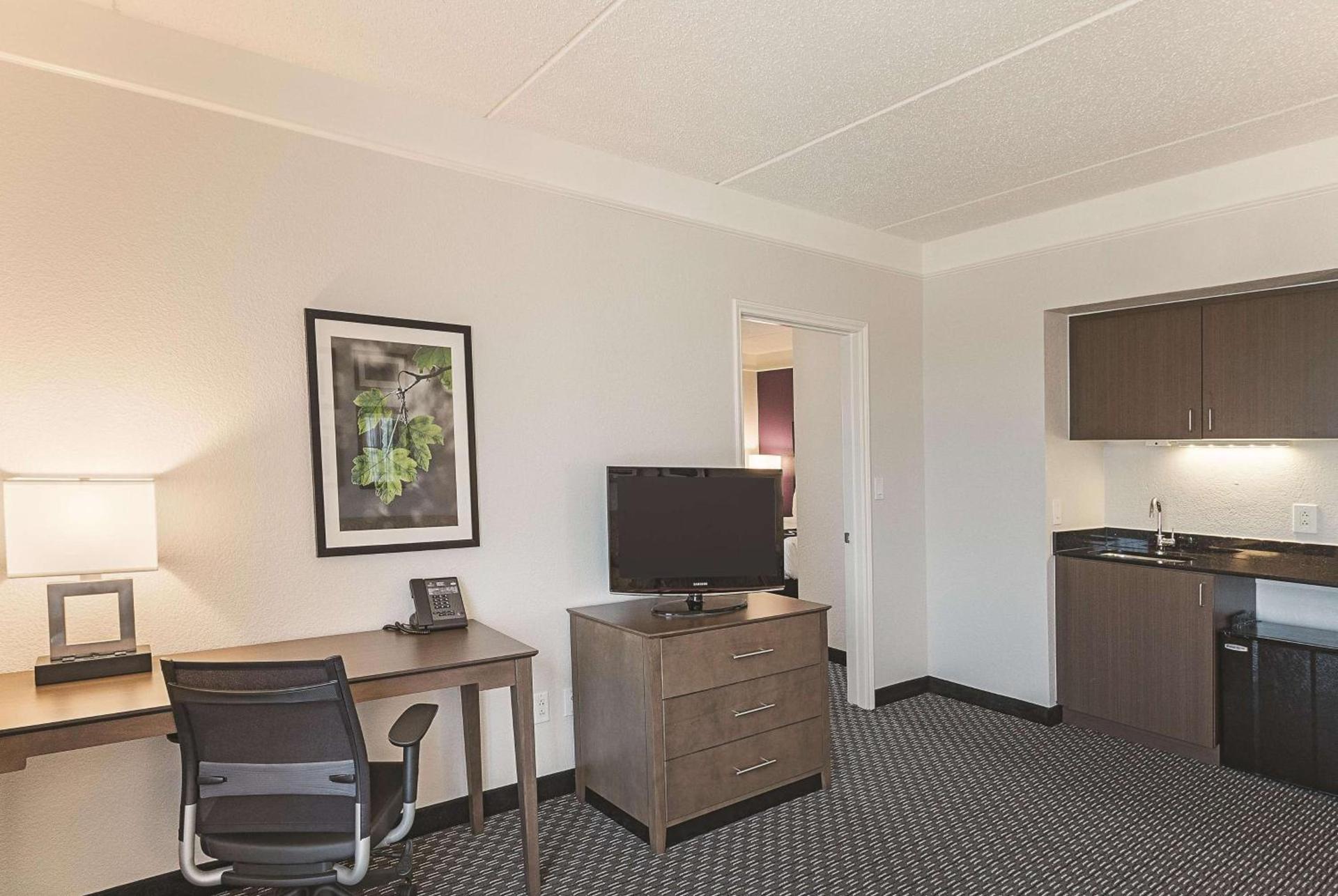 La Quinta by Wyndham Arlington North 6 Flags Dr photo 43