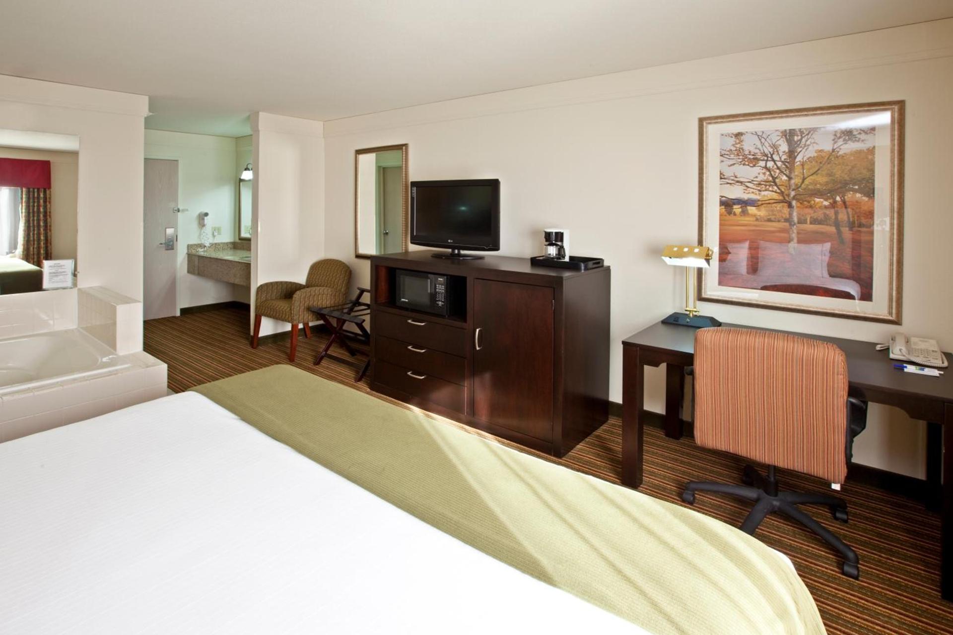 Baymont by Wyndham Litchfield photo 19