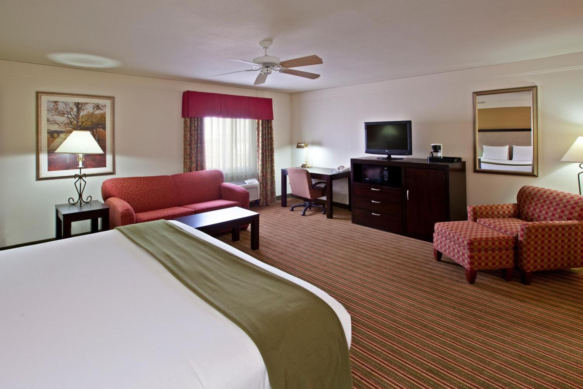 Baymont by Wyndham Litchfield photo 24