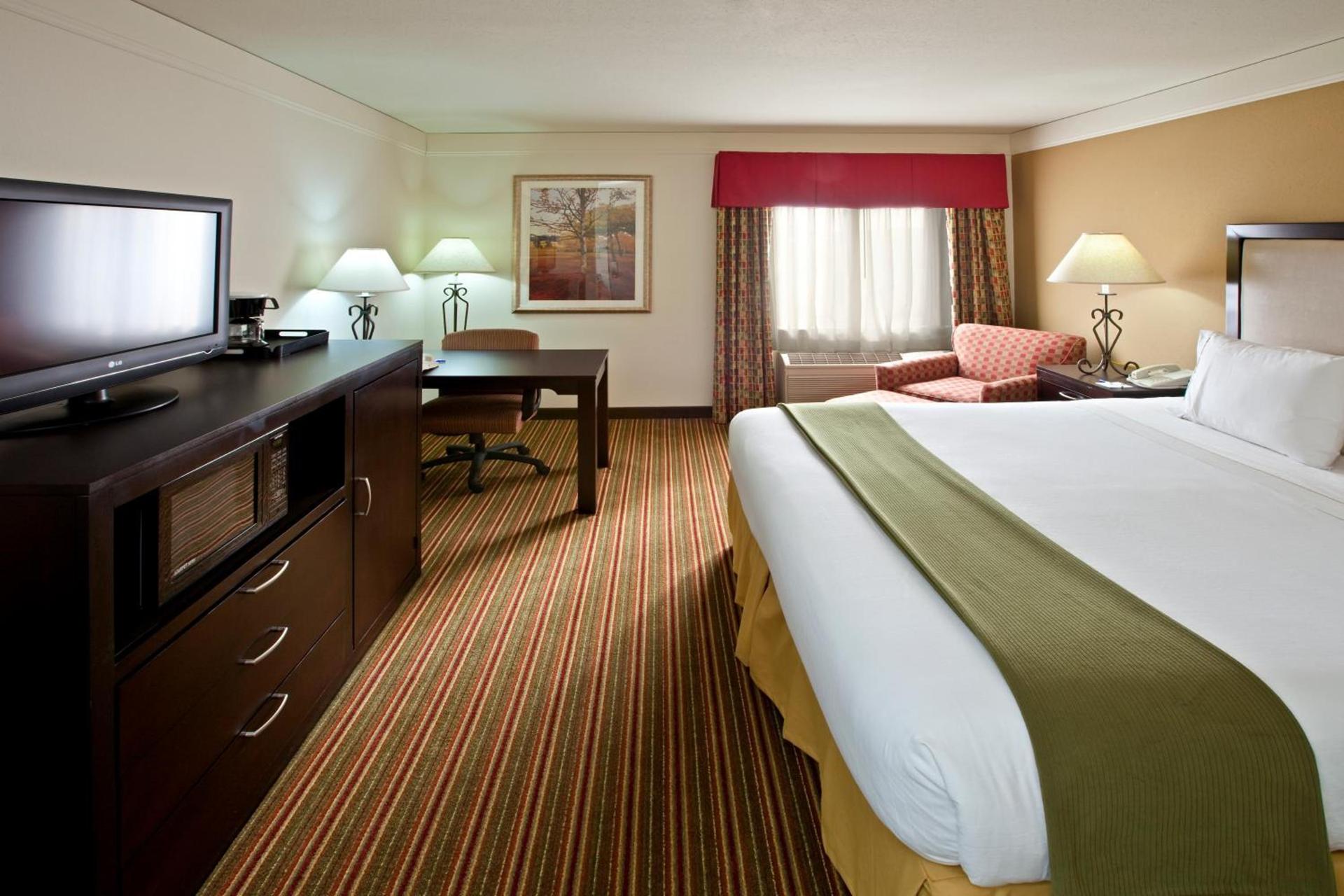 Baymont by Wyndham Litchfield photo 25