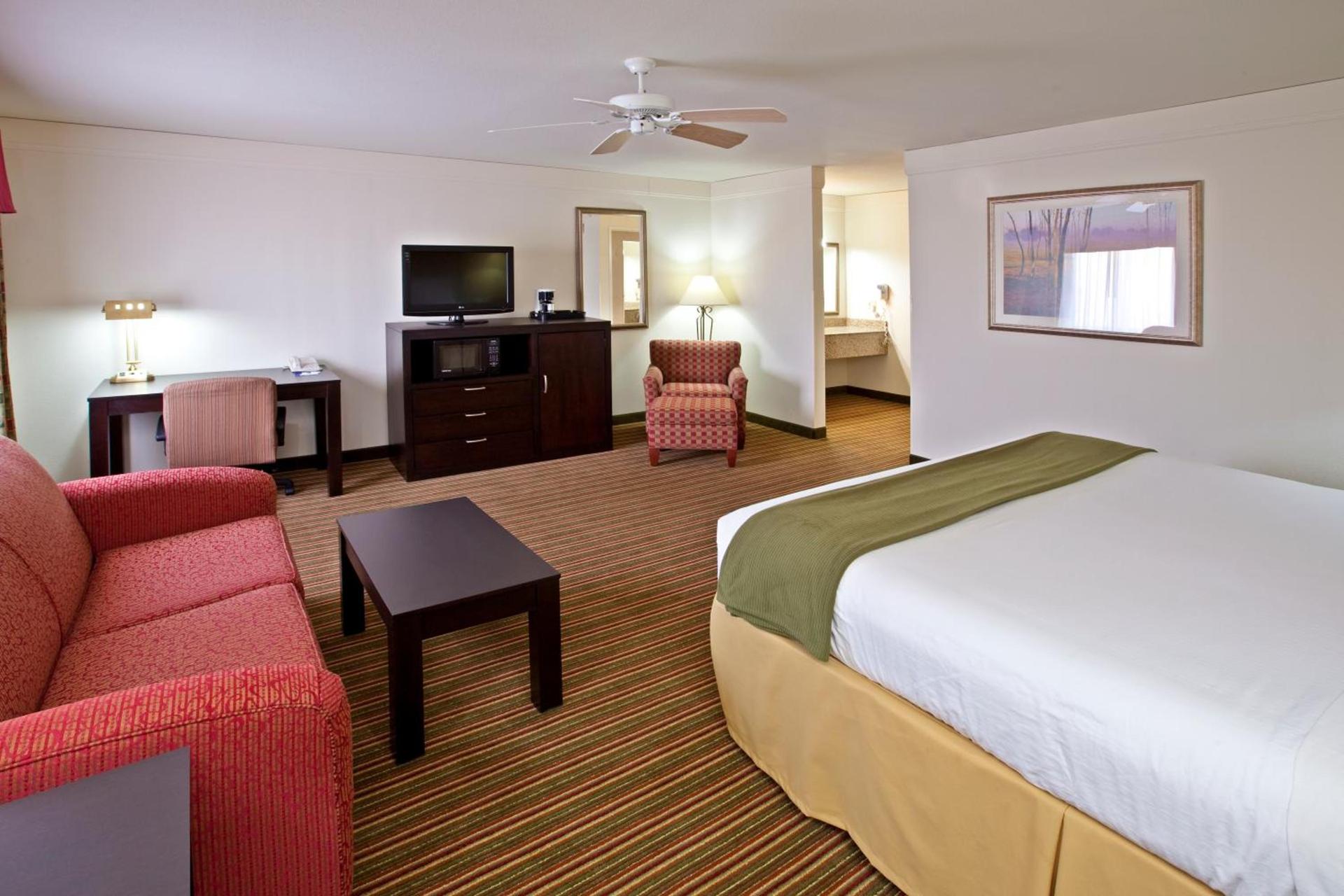 Baymont by Wyndham Litchfield photo 26
