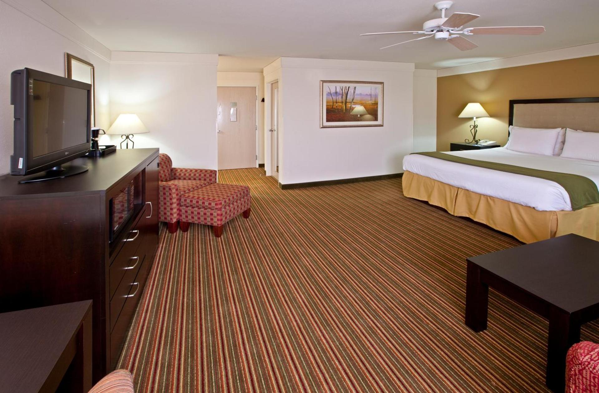 Baymont by Wyndham Litchfield photo 27