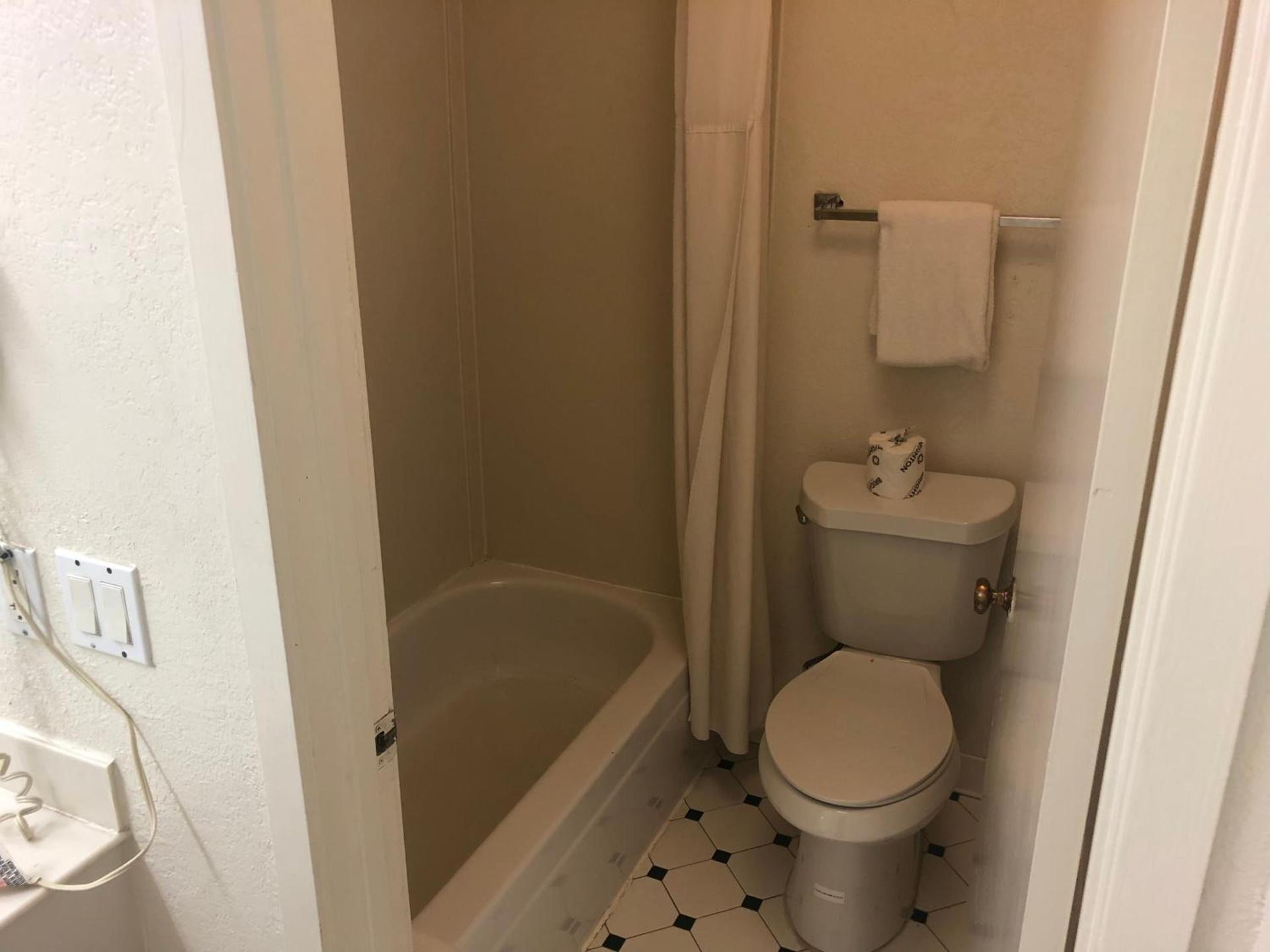 Americas Best Value Inn Denver photo 18