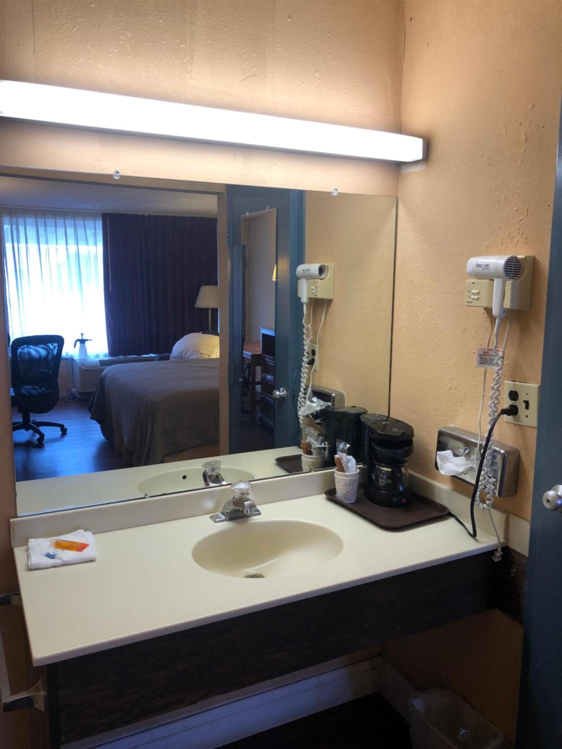Express Airport Inn photo 2