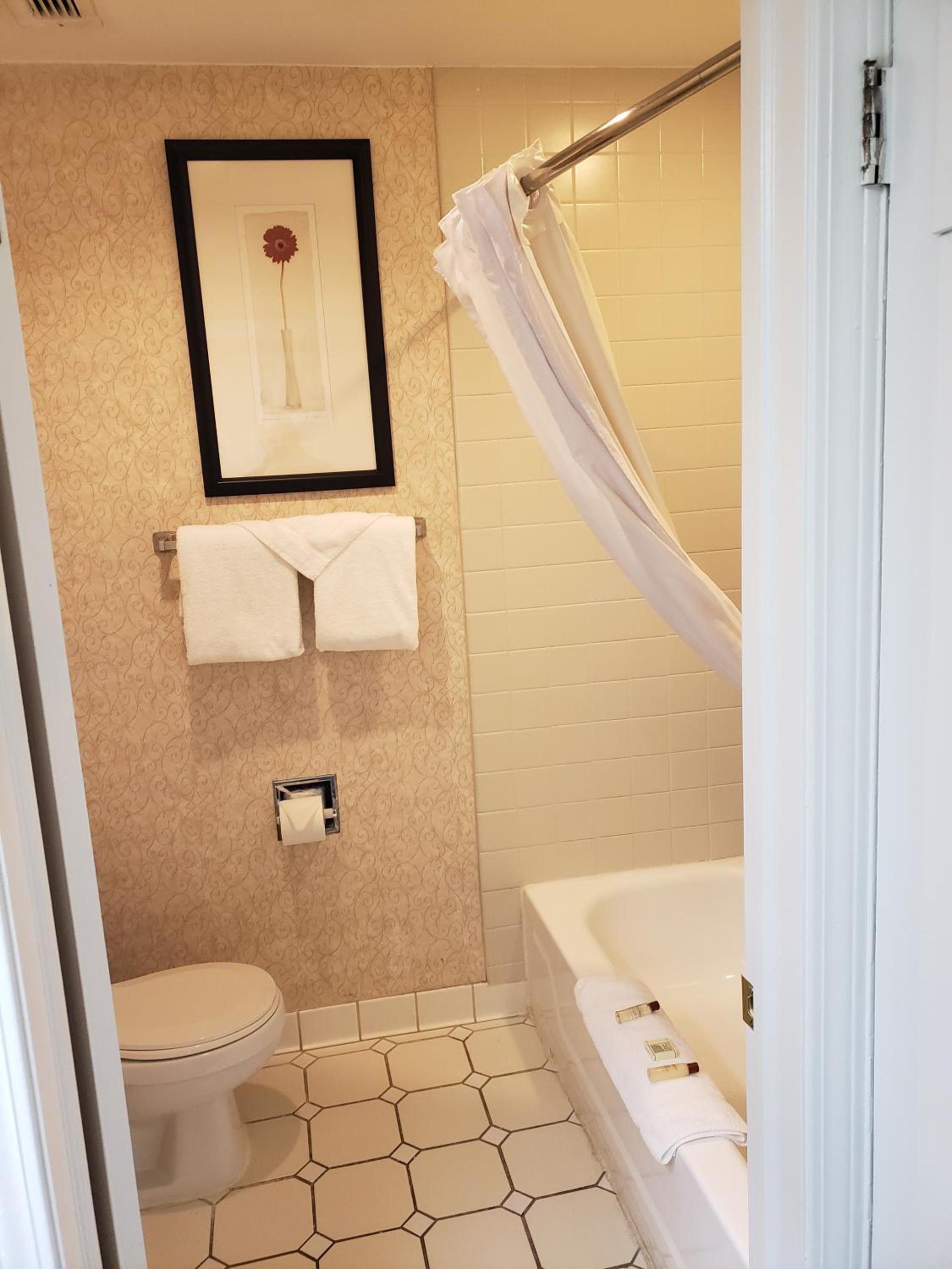 Birch Hill Suites Detroit-Warren photo 8