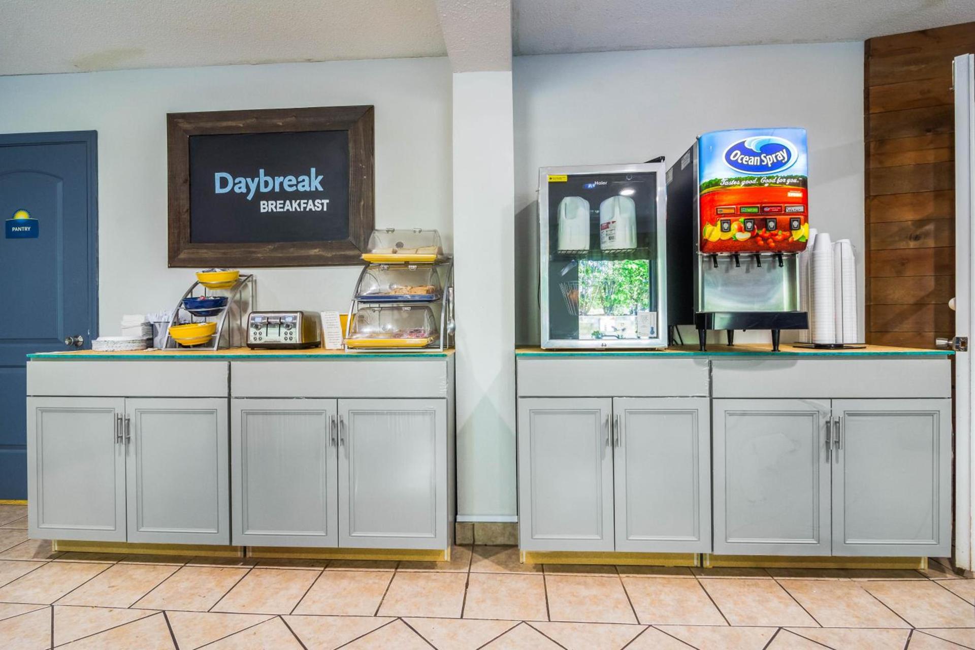 Days Inn by Wyndham Raleigh Glenwood-Crabtree photo 38