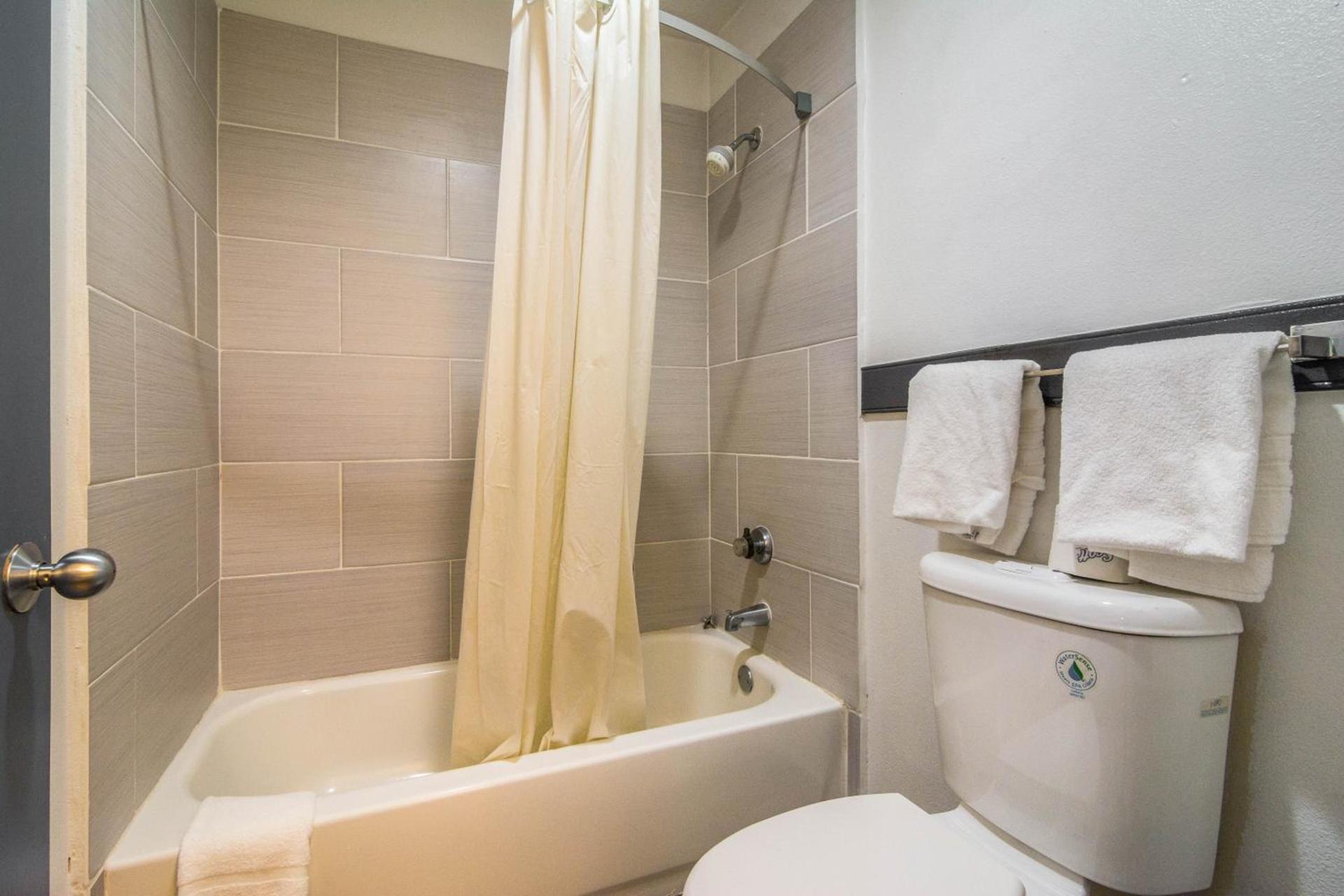 Days Inn by Wyndham Raleigh Glenwood-Crabtree photo 48