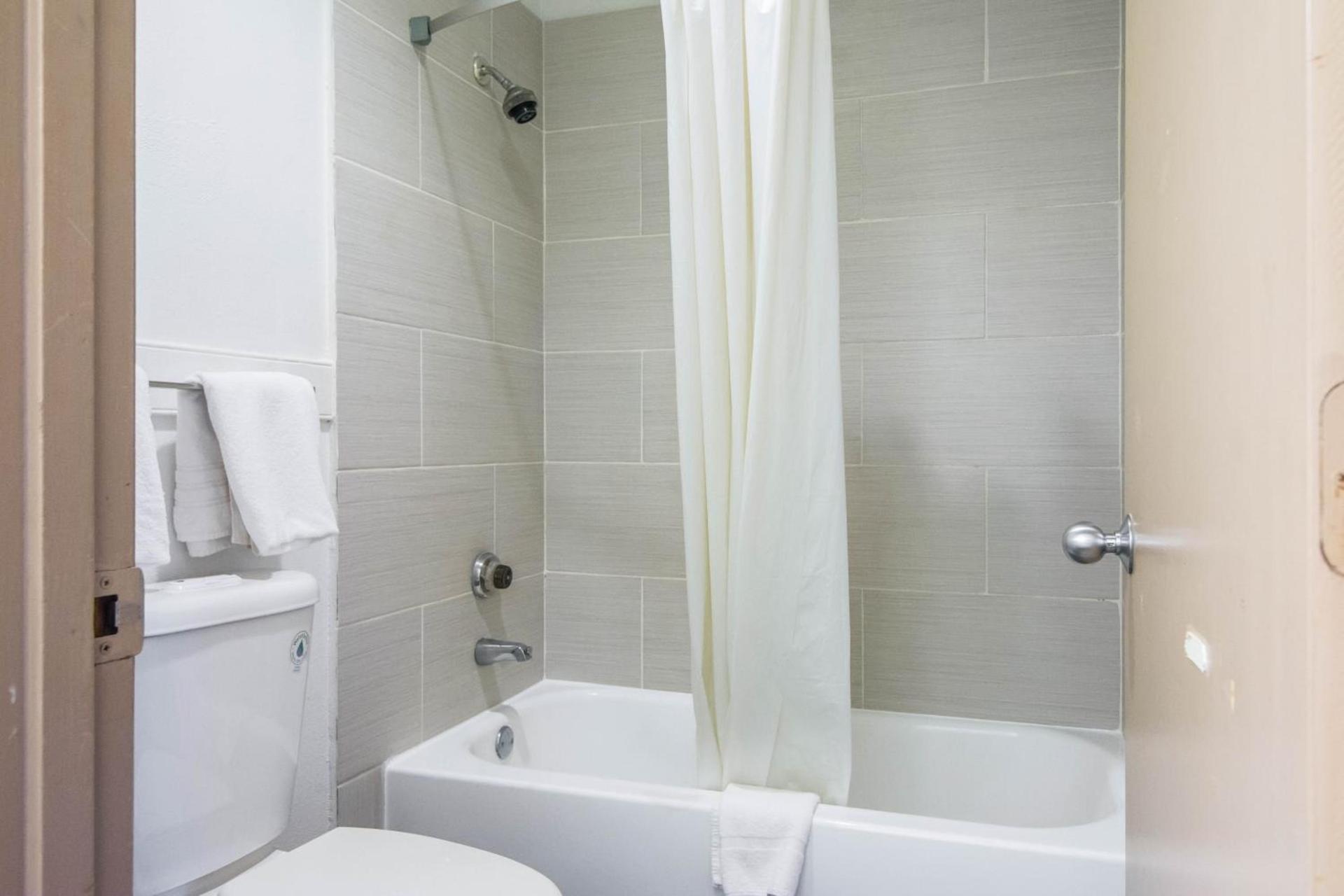Days Inn by Wyndham Raleigh Glenwood-Crabtree photo 43